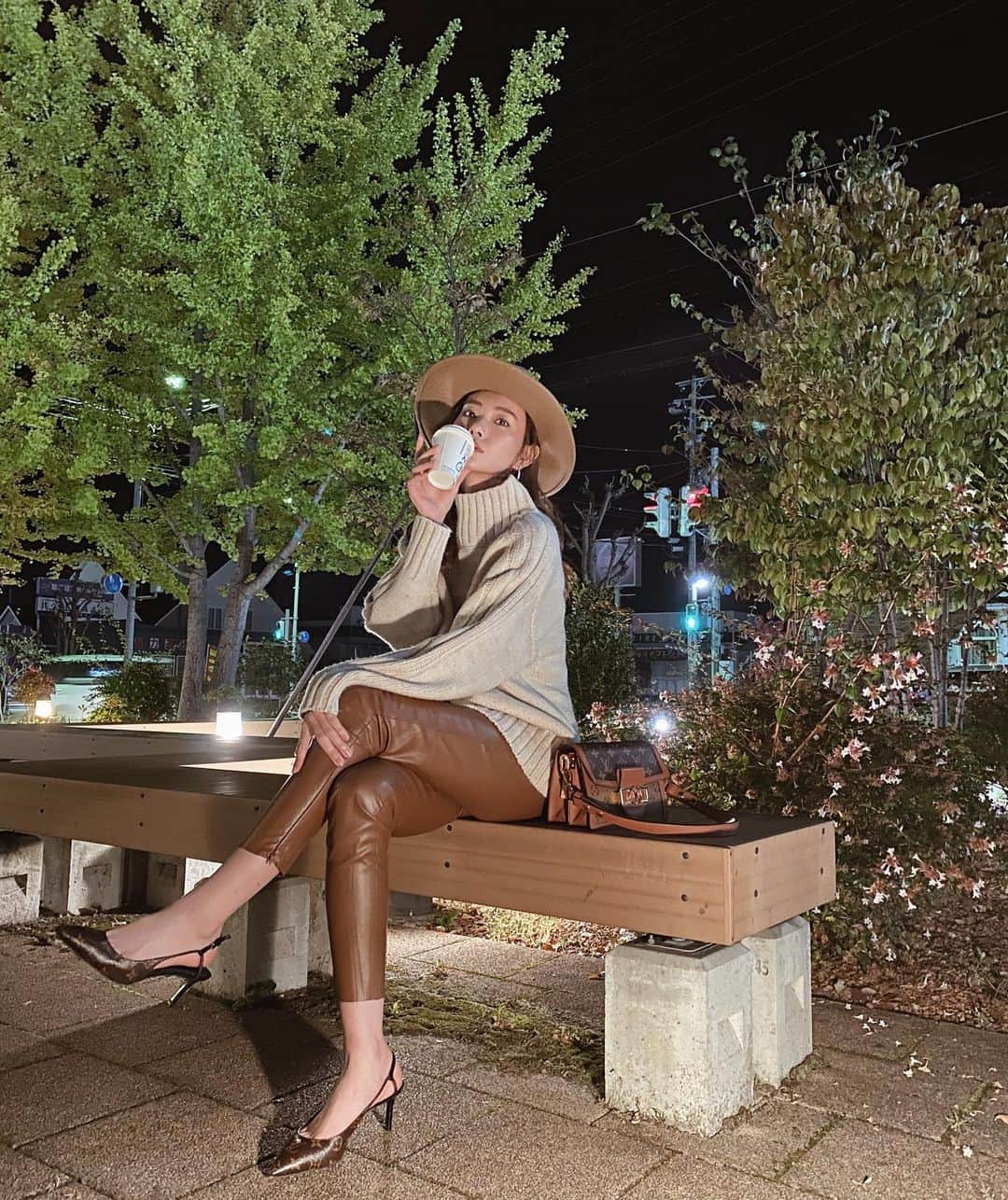 鈴木朱音のインスタグラム：「久しぶりのコーデUP❤︎ 寒いけどおしゃれが楽しくなる季節🍂🌾🌕 . hat @murua_official  tops @murua_official  bottom @zara  shoes @louisvuitton  . . #murua #zara #louisvuitton #coordinate #ootd #fashion #beige #hat #leather #starbucks #ムルーア #ザラ #ルイヴィトン #ファッション #コーディネート #スタバ #ワントーンコーデ」