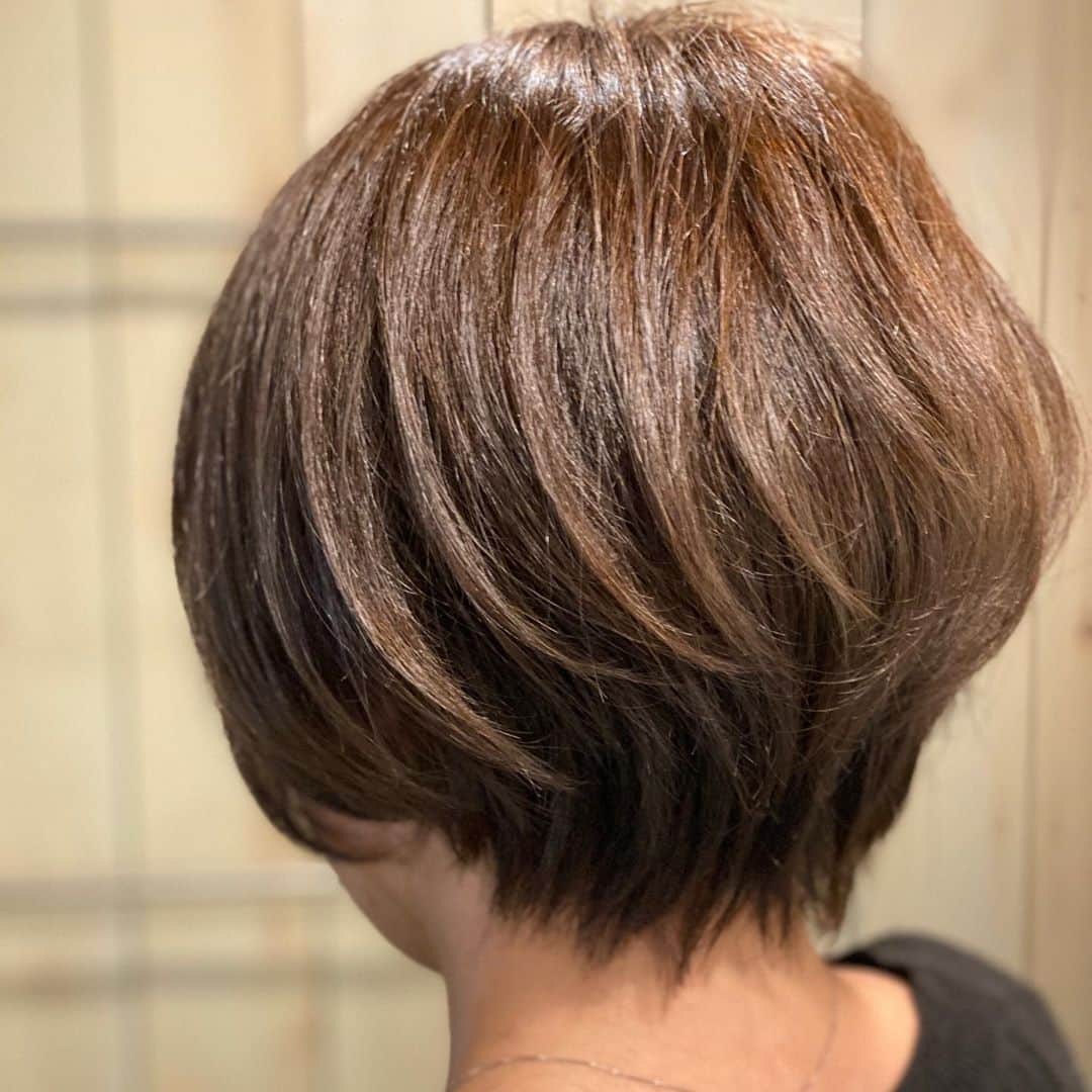 神林匠さんのインスタグラム写真 - (神林匠Instagram)「ボブは最強のヘアスタイルです♪  なぜ最強なのか？？   1️⃣ おしゃれに見えます！   2️⃣ 可愛く見えます！   3️⃣ 再現性が高い！  4️⃣ 髪がつやつやに見える！  5️⃣ 年代なんて関係ない！  おしゃれ上級者にはもちろん   おしゃれを今から楽しみたい！   って方にも簡単に扱える   ヘアアレンジ、ヘアスタイリングも難しくなく、   どんなメイクにも似合いますし、   どんな人をもかわいく、   おしゃれに魅せる、   再現性も手間もいらずの最強のヘアスタイルです。   ファッションとのバランスや相性も最強です。  オシャレなボブ  その人だけにしか似合わないボブを  創ります♪  【美容師として18年目】  10000人以上のお客様を見てきました。  親身なカウンセリングを重ね、その人にだけに似合う、その人だけにしかないヘアスタイルを創ることが得意です。  Question 1  今通っている美容室に満足してますか？ ✅雑誌の切り抜きを持っていっても理想の髪型にならない ✅スタイリストが話を最後まで聞いてくれない ✅毎回、途中でスタイリストが変わるので、何度も同じ説明をしなければならない  Question 2 ✅乾燥やフケに悩むお客様の頭皮を改善し、潤いのあるツヤ髪に ✅すぐに色が落ちてしまうカラーリングを、2倍長持ちさせる ✅しっかりとお客様のお話を聞き、カウンセリングをして、想い描いていた髪型を完成させる  Answer 髪庵ゆかしの1番の魅力は  【しっかりとしたカウンセリング】です！  同じ番号の色を使用していても、髪のダメージ具合や髪質などで、入る色が変わってきてしまいます。 カットやカラーなど、あらゆる施術は お客様の頭の形や頭皮、髪質をしっかりチェックさせて頂いてから行います。 しっかりとお客様の悩みを聞き 最初から専属スタイリストとしてカウンセリングをし施術します！  いいね！コメントでもお悩みお応えします♪  【ご予約方法はこちら】  〈web予約の場合〉  プロフィールのURLから24時間、好きな時にweb予約出来ます。  〈電話予約の場合〉  プロフィール欄の" 問い合わせ" ボタンを押して頂くか ☎︎03-5426-8978までお願いします！  髪庵ゆかし  154-0015 東京都世田谷区桜新町1-11-4 フジヤビル2F  tel 0354268978 完全予約制 営業時間 10時00分〜20時00分 定休日　月曜日 田園都市線桜新町駅徒歩2分 桜新町駅の西口を出て頂き、ファミリーマートの前の横断歩道を渡って下さい。 KALDI coffee farm（カルディコーヒーファーム）を左手に位直進していくと、ガラス張りのパン屋さん(フジヤ本店)がありますので、そちら2階になります。 注意:ペコちゃんのキャラクターの不二家さんとは別ですので、お気をつけ下さいませ。 ビルは淡い黄色の建物です。 ヘアスタイルで運命を変える。  @takumi_kanbayashi  #髪庵ゆかし #桜新町 #サザエさんの町 #サロン  #神林匠 #ヘアスタイル  #美容室 #最強のトリートメント  #髪型　#ミニボブ　#ショートボブ #ヘアスタイルで運命を変える  #最強のヘアスタイル  #なりたい自分 #叶えるために #上品 #アラサー #アラフォー #アラフィフ #大人ヘアスタイル  #ママに優しい  #トリートメント専門 #美髪部 #ショート #ボブ　#桜新町美容室　#三軒茶屋　#駒沢　#用賀」10月20日 18時51分 - takumi_kanbayashi