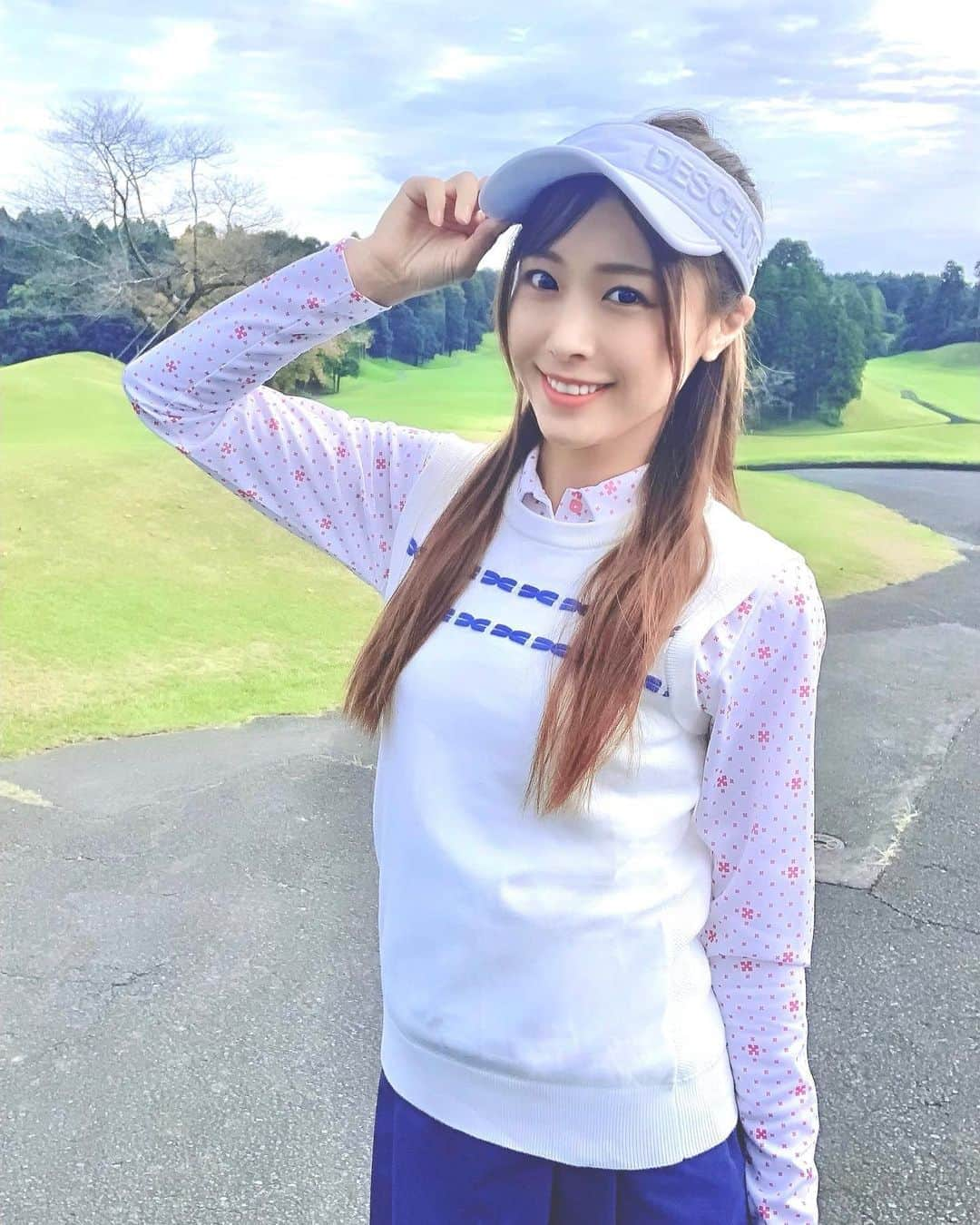 ひかりさんのインスタグラム写真 - (ひかりInstagram)「まだ秋でもゴルフしてると暑くなってくるね😊⛳️ @srixonbydescente   #ゴルフ場#gtバーディーズ #ゴルフトゥデイバーディーズ #gtバーディーズカップカップ#ゴルフ女子#golftoday #ゴルフ#golf#ゴルフトゥデイ#スポーツ女子#japanesegirl #ゴルフ日和#golfwear #スリクソン#srixon#japan」10月20日 18時52分 - piiiiiii_k