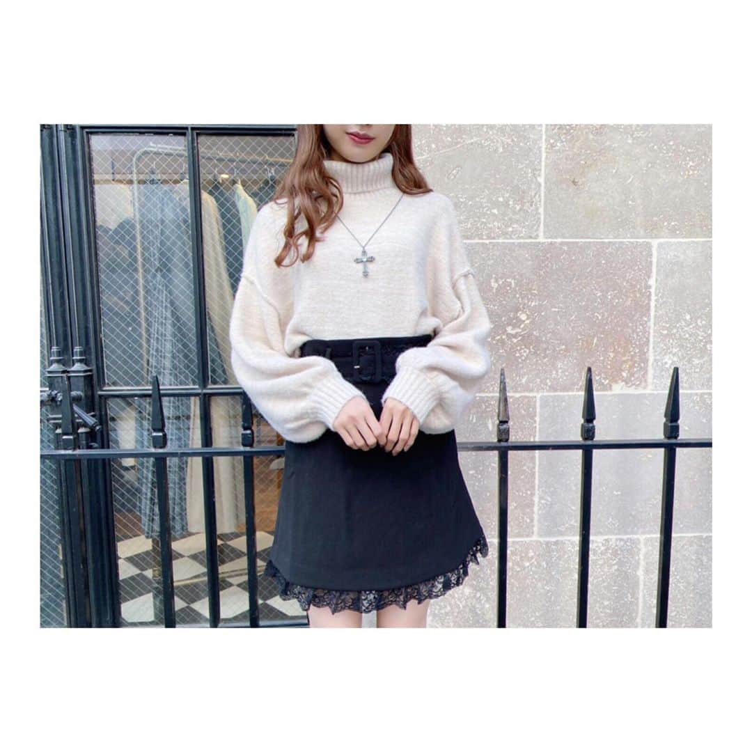 のインスタグラム：「10.20 update... #EATME #OCTOBER #NEW #ITEM . TOP画面のURLからEATME WEB  STOREをCHECK▶︎▶︎▶︎ @eatme_japan . 🌹タートルネックニットトップ ¥6,000(＋tax) IVO.BEG ☑︎FREE ※10.20発売予定 . 🌹ヘムレーススカート ¥9,000(＋tax) BLK.PNK ☑︎S/M ※10.20発売予定 . #EATME_CODE #eatmejapan #イートミー」