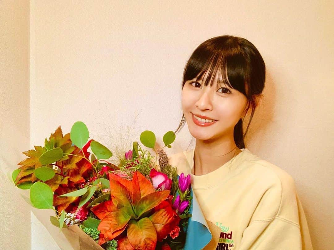 リサ のインスタグラム：「皆様へ    私事ではございますが、本日入籍致しましたことをご報告させていただきます。 どんな時も応援して下さって、そばで見守ってきて下さった皆様に、心から感謝を申し上げます。 まだまだ未熟ではありますが、いつもお互いを支え合い、温かく、朗らかな家庭を築いていきたいと思います。    今後も変わらず、お仕事を続けていきますので、 温かく見守っていただけると嬉しいです。 皆様、これからもよろしくお願い致します。  2020年10月20日 リサ」