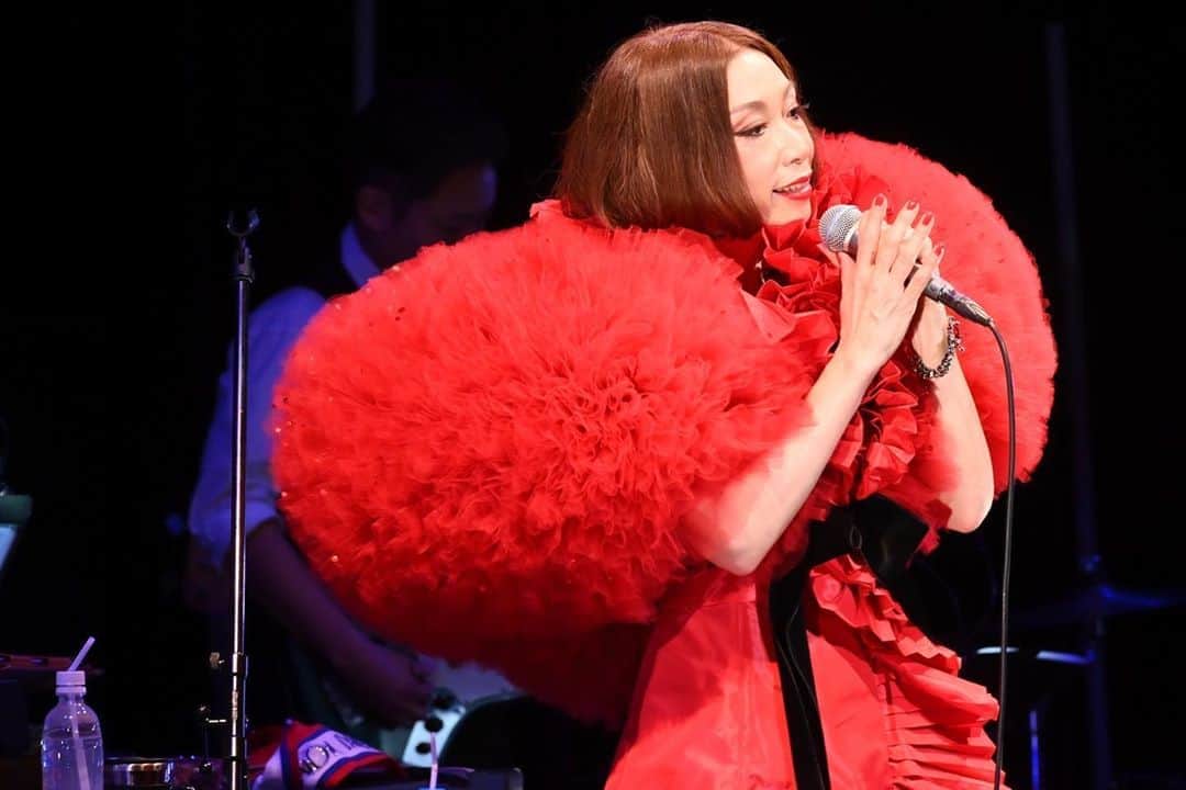 のインスタグラム：「東京は夜の七時♪﻿ ﻿ いよいよ今夜！還暦ライブ地上波放送！﻿ 眠いかな？録画して観てね！﻿ 赤い❤️のちゃんちゃんこ着て歌います！﻿ ﻿ ● 『還暦ライブ〜華麗なるダイジェスト版〜』﻿ 地上波フジテレビ(関東ローカル)﻿ ‪10月20日(火)26時55分～27時55分‬﻿ ﻿ #東京は夜の七時  #野宮真貴還暦に歌う #鈴木雅之 #横山剣 #赤いちゃんちゃんこは #keitamaruyama #野宮真貴 #missmakinomiya﻿ ﻿」