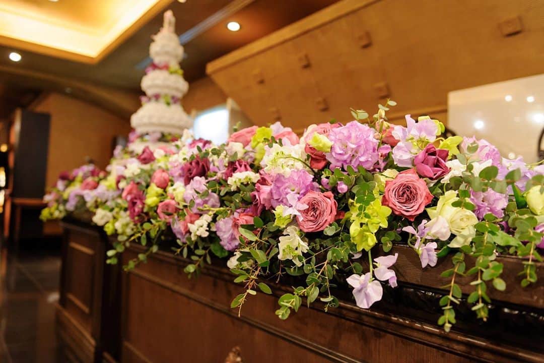 セレス高田馬場さんのインスタグラム写真 - (セレス高田馬場Instagram)「. . . メインテーブルやゲストテーブルを 華やか彩る #会場装花🌸 . . 季節や会場のイメージに合わせて 素敵にコーディネート✨ . . 皆様はどんな雰囲気にしたいですか🥰？ . . . . 💍》［#セレス高田馬場］［#セレス花嫁］で フェアの様子や当日レポをUP してね✨ こちらのアカウントでご紹介させて頂きます❣️ follow me👉@celestakada . . 🤵👰》人気のブライダルフェアに参加しよう✨ 詳しくはTOPのURLからHPをcheck👀 . . セレス高田馬場💒 ☎️03-3207-5161 ［営業時間］11:00~19:00［定休日］木曜日 ※詳しくはHPをご確認下さい . . #CELES高田馬場#CELES花嫁#プレ花嫁#卒花嫁 #結婚式準備#挙式#大聖堂#結婚式#結婚式場 #式場探し#ブライダルフェア#式場見学#東京花嫁 #高田馬場#wedding#前撮り#チャペル #全国のプレ花嫁さんと繋がりたい #全国の卒花嫁さんと繋がりたい #2021年春婚#2021年夏婚#2020年秋婚 #2020年冬婚#令和婚 #メインテーブル装花#結婚式装花 #ゲストテーブル装花」10月20日 18時54分 - celestakada