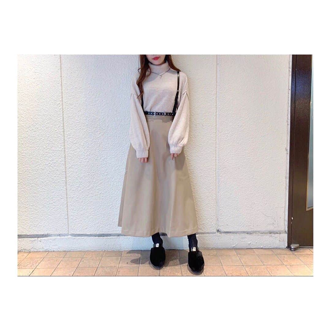 のインスタグラム：「10.20 update... #EATME #OCTOBER #NEW #ITEM . TOP画面のURLからEATME WEB  STOREをCHECK▶︎▶︎▶︎ @eatme_japan . 🌹タートルネックニットトップ ¥6,000(＋tax) BEG.IVO ☑︎FREE ※10.20発売予定 . 🌹フェイクレザーロングスカート ¥12,700(＋tax) BEG.LVD.BLK ☑︎S/M ※発売中 . 🌹ハトメハーネスベルト ¥6,300(+tax) BLK ※発売中 . 🌹フェイクファーサボ ¥13,000(+tax) BLK.O/WHT ☑︎S/M/L ※発売中 . #EATME_COORDINATE #eatmejapan #イートミー」