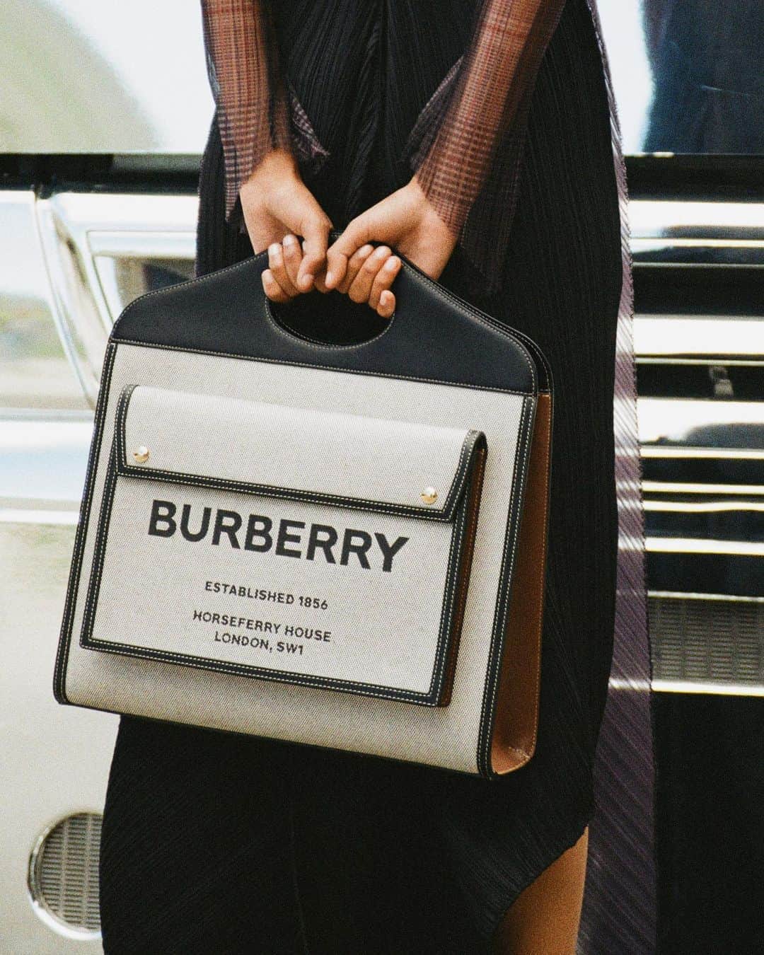 Burberryさんのインスタグラム写真 - (BurberryInstagram)「An archival style designed by #RiccardoTisci - #ThePocketBag is refreshed for the new season in a trio of colours」10月20日 19時11分 - burberry