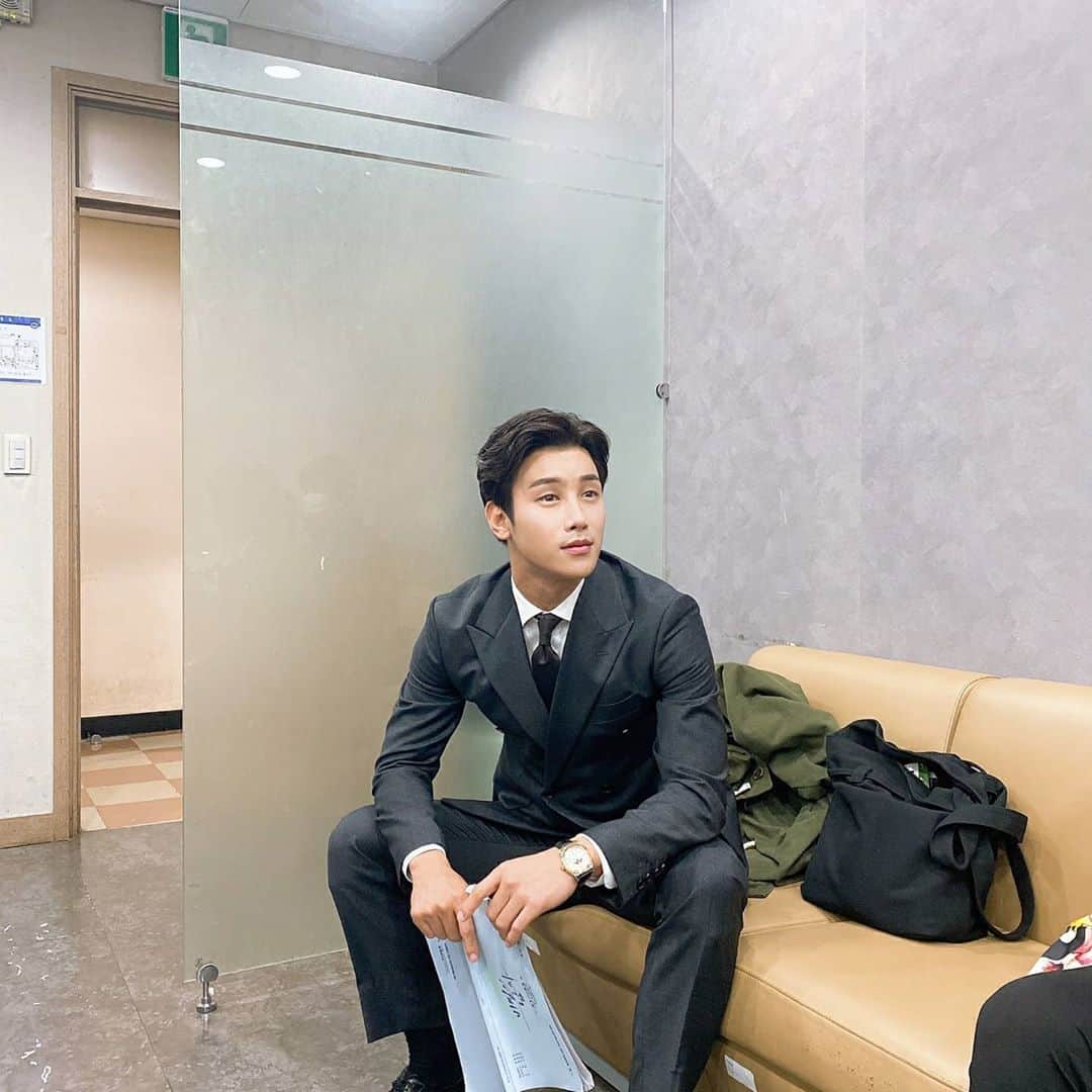 Lee Si-gangのインスタグラム：「#비밀의남자  촬영중 🎬 오늘도 본방사수  해주실거죠?  Shooting a secret man.🎬  今日も頑張って撮影してます🎬  この作品はいつ日本で放送されるのかな？楽しみに😘」
