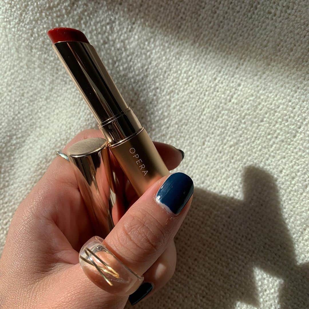 のインスタグラム：「_ だいすきな @opera_cosmetics  の新色、ブラウンニュアンスの リップが店舗で販売されるみたいです❤︎ 潤い感もありつつ発色が良いのに強すぎない色味が 大人っぽくつけられてここ最近はずっとこれ🤍 オペラのリップは塗り直しが本当に気軽にしやすくて リップクリームの感覚で直せるから 常に持ち歩いてます😻 軽くティッシュオフしたら、 マスクにも全然つかなかったので この時期にもとてもおすすめです🥺 plazaとかでも買えますよ~  #オペラリップティント #オペラ秋色テラコッタ #リップティント #ティントリップ #PR」