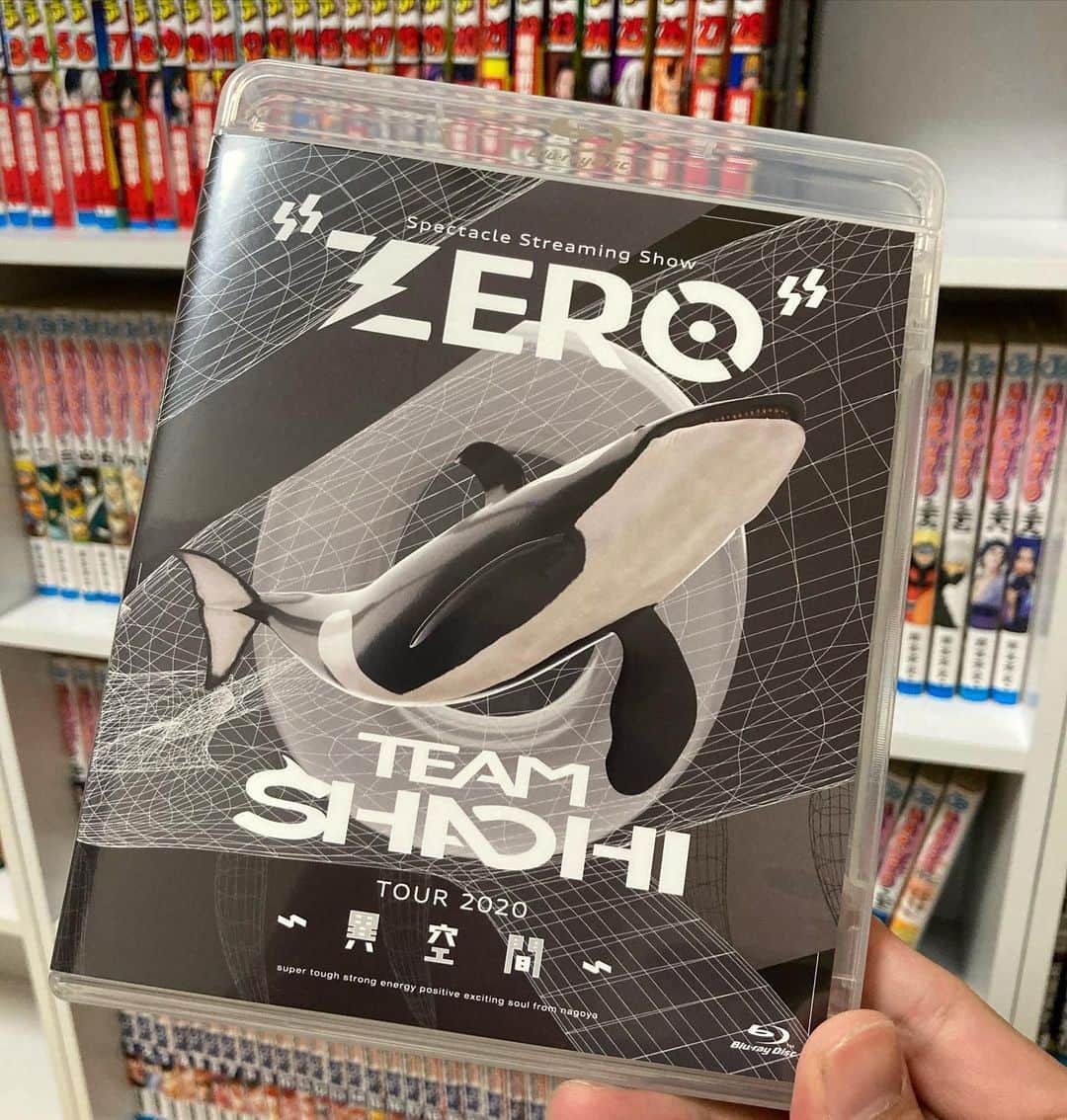 宮戸洋行のインスタグラム：「TEAM SHACHIの無観客ライブ配信の映像が収録されたBlu-ray『TEAM SHACHI TOUR 2020 ～異空間～：Spectacle Streaming Show “ZERO”』届きました！配信も見ましたが無観客配信にするにはもったいなすぎるクオリティーのライブでした！つまりは即購入！生写真はほのかちゃんはるちゃんでした！#シャチZERO #TEAMSHACHIと書いてシャチと読みます」