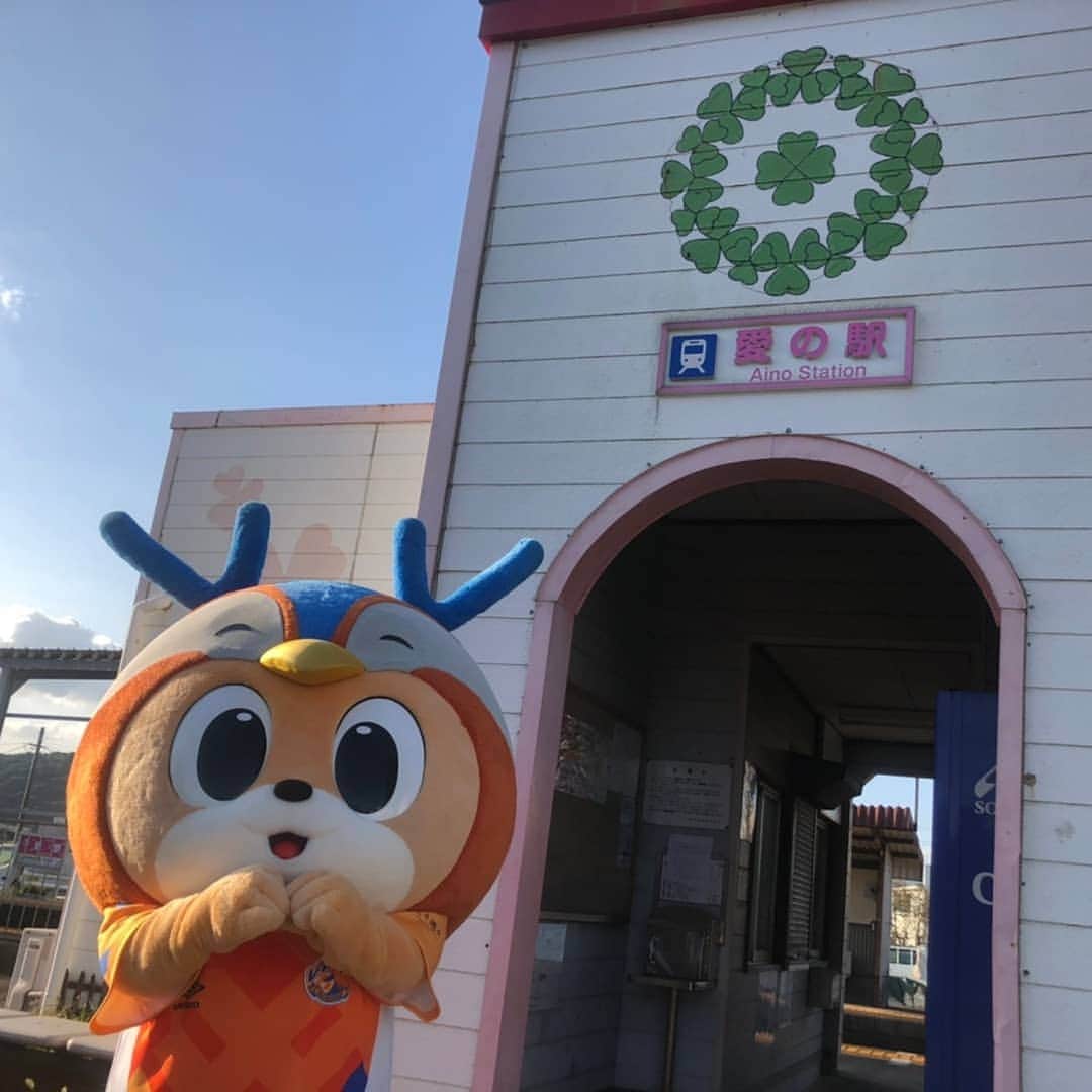 ヴィヴィくんさんのインスタグラム写真 - (ヴィヴィくんInstagram)「﻿ ﻿ 島原鉄道の愛野駅🐥💕﻿ ﻿ すこしまえに愛野駅のちかくにおでかけしたときにスタッフさんがつれていってくれました⤴⤴﻿ ﻿ ちょうどれっしゃがくるおじかんだったので、おでむかえとおみおくりをしました😊﻿ ﻿ こんどはV・ファーレン長崎トレインにあえるといいなぁ⚽﻿ ﻿ 愛野駅のかんばんに、さっちゃんはっけん🐟💕﻿ ﻿ おかおパネルもじょうずにできました📷✨﻿ ﻿ #vvaren #vファーレン #vファーレン長崎 #長崎 #愛野駅 #島原鉄道 #さっちゃん」10月20日 19時11分 - vivikun_vvn