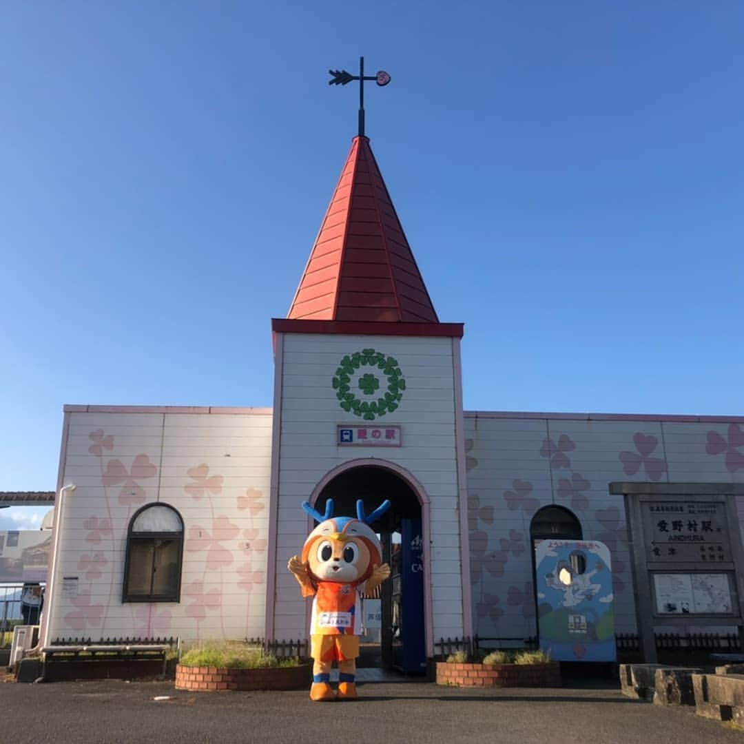 ヴィヴィくんさんのインスタグラム写真 - (ヴィヴィくんInstagram)「﻿ ﻿ 島原鉄道の愛野駅🐥💕﻿ ﻿ すこしまえに愛野駅のちかくにおでかけしたときにスタッフさんがつれていってくれました⤴⤴﻿ ﻿ ちょうどれっしゃがくるおじかんだったので、おでむかえとおみおくりをしました😊﻿ ﻿ こんどはV・ファーレン長崎トレインにあえるといいなぁ⚽﻿ ﻿ 愛野駅のかんばんに、さっちゃんはっけん🐟💕﻿ ﻿ おかおパネルもじょうずにできました📷✨﻿ ﻿ #vvaren #vファーレン #vファーレン長崎 #長崎 #愛野駅 #島原鉄道 #さっちゃん」10月20日 19時11分 - vivikun_vvn