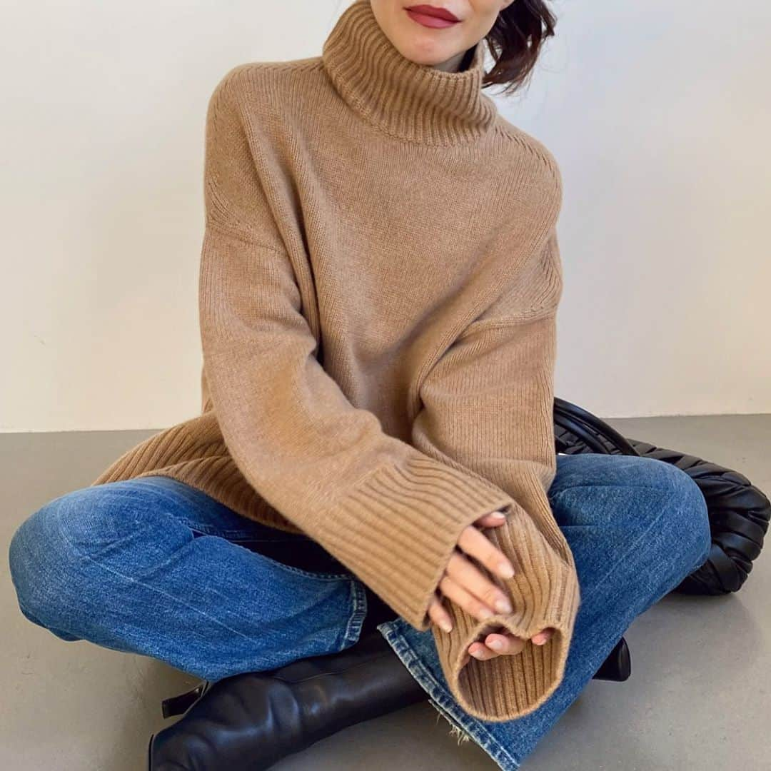 辻直子さんのインスタグラム写真 - (辻直子Instagram)「#knit#babycashmere#loropiana#bestoftheday #今年1位のニット#何かこれをこえるかな #晴れやかになると景色まで晴れる☺︎  撮影の帰り道 最高な天気だねーほんと気持ち良すぎる☀️  なんて話しながら アシスタントとタクシーの窓を全開にして きもちいい風を浴びながら帰りました  そんなこともすっごくしあわせ✌🏻 ちっちゃいようで、おっきなことなんです」10月20日 19時08分 - naoko.ts