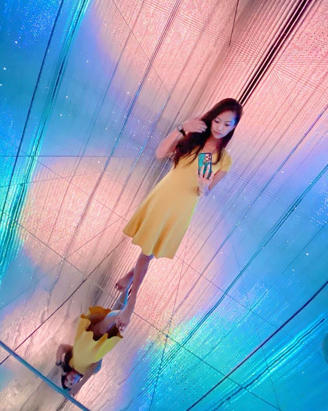 SAORIのインスタグラム：「パンツはセーフ🙄♡ キラキラ〜✨ 最近寝ても寝ても眠いんだが これは、秋ってやつですか🍁🌾 ✾ #チームラボプラネッツ #チームラボ豊洲 #teamlabplanets #pr #東京 #tokyo #港区 #高身長女子 #model #モデル #influencer #インフルエンサー #instagramer #インスタグラマー #ambassador #アンバサダー #フリーモデル #ポートレートモデル #カメラマンさんと繋がりたい #ポトレ #ポトレのセカイ #ビジョラダ #美女jp #ビジョフォ #ビジョナビ」