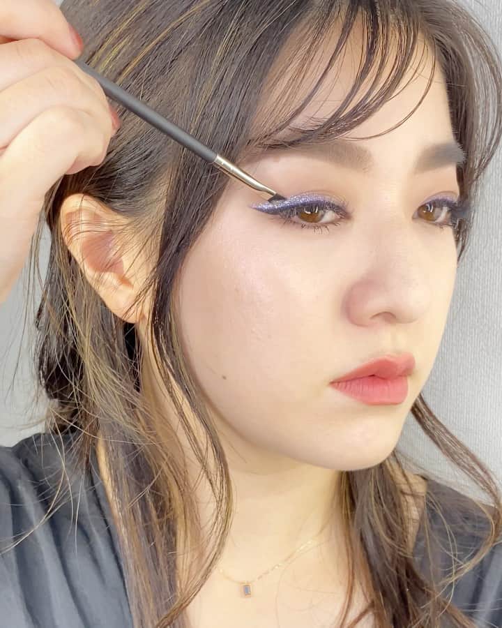 M∙A∙C Cosmetics Japanのインスタグラム：「新たにM･A･Cのグローバル ブランド アンバサダーに就任した BLACKPINKのLISA @lalalalisa_m のメイクルックにチャレンジ✨ ㅤ HOW TO動画をチェックして、LISAルックにトライしてみてください🖤💜! #MACLOVESLISA ㅤ 【使用製品】 ☑︎パウダー キス リップスティック: マル イット オーバー ☑︎スモール アイシャドウ: エスプレッソ、ダーク ルーム ☑︎ダズルシャドウ リキッド: パンサータイズド、ダイヤモンド クランブルズ、ノット アフレイド トゥ スパークル→208ブラシ ☑︎ブラシストローク ライナー: ブラシ ブラック ☑︎エクストラ ディメンション スキンフィニッシュ: ショー ゴールド→159ブラシ ☑︎M·A·C プレップ プライム リップ ☑︎スタジオ フィックス フルイッド SPF 15 ㅤ #MACPowderkiss #MACパウダーキス #MACCosmeticsJapan #MACCosmetics #MAC #MACコスメ #マックコスメ #コスメ#コスメ紹介#コスメ好き#コスメレポ #化粧品 #デパコス #コスメ部 #コスメマニア #メイク動画#メイク道具#美容大好き#メイクプロセス#トレンドメイク#秋メイク#メイクテク#ツヤ肌#ツヤ肌メイク#MACリップ#リップ#キラキラ#キラキラメイク」