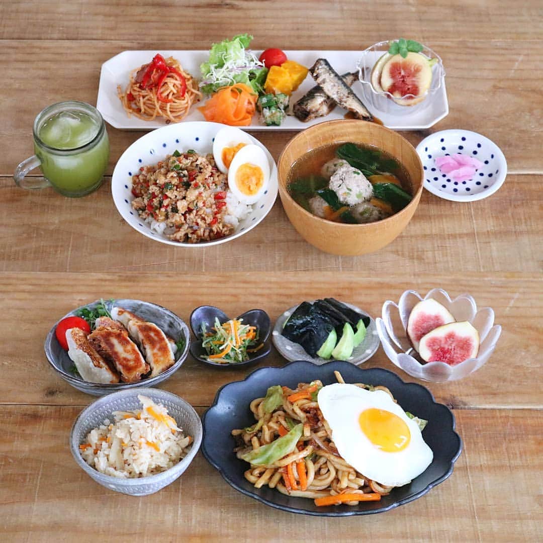 yunaのインスタグラム：「♩ #レシピあり #まとめて投稿 #ひとりごはん . . 🍚むね肉とピーマンの甘辛そぼろ丼(レシピ↓) 餃子団子スープ 作りおきいろいろ。。 . . 🍚焼きうどん 鶏ごぼう飯 焼き餃子 海苔巻きアボカド 水菜のナムル いちじく . . . 🍳「鶏むね肉とピーマンの甘辛そぼろ丼」２人分  🥕材料 鶏むね肉のひき肉　１８０ｇ ●醤油　大さじ1/2 ●酒　大さじ1/2 ●塩　少々 ピーマン　２個 水煮たけのこ　100ｇ 生姜のすりおろし　大さじ1/2 ○醤油　大さじ1/2 ○オイスターソース　大さじ2/3 ○酒　大さじ１ ○みりん　大さじ1/2 ○砂糖　大さじ1/2 ○顆粒鶏ガラスープ　小さじ1/2 ★片栗粉　小さじ1/2 ★水　小さじ１ ごま油　少々 サラダ油　少々 白ご飯　適量 半熟ゆで卵　お好みで . . 🥕つくりかた ①鶏むね肉をボウルに入れ、●を入れてよく混ぜて下味を付ける。ピーマン、たけのこはみじんぎりにする。○、★はそれぞれ混ぜておく。  ②フライパンにサラダ油を入れて鶏むね肉をポロポロになるまで炒める。ピーマン、たけのこ、しょうがのすりおろしを入れて３分ほど炒める。  ③○を入れ、汁気が少なくなるまで炒めたら★で少しとろみを付ける。仕上げにごま油をまわしかける。白ご飯の上にのせたら出来上がりです♪お好みで半熟ゆで卵をのせてくださいね(^^)/ . . #yunaご飯#igersjq#今日のごはん#献立#yummy#ていねいな暮らし#お家ごはん#器#foodstagram#lin_stagrammer#delistagrammer#Japanesefood#デリスタグラマー#クッキングラム#クッキングラムアンバサダー#タベリー#フーディーテーブル#てづくりごはん365#おうちごはん#おうちごはんlover#Japan#マカロニメイト#夜ごはん#小石原焼#翁明窯元#白山陶器#波佐見焼」