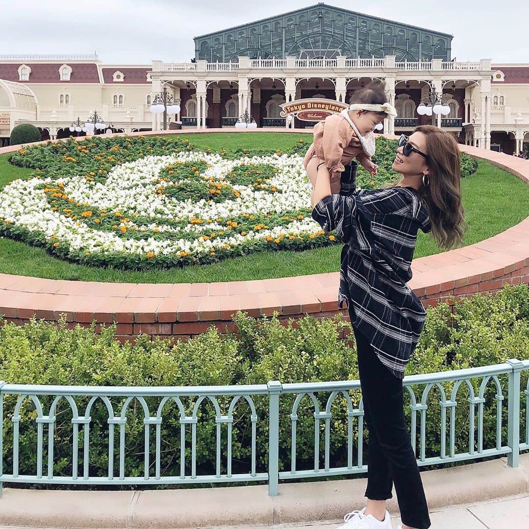 長谷川唯のインスタグラム：「・ ・ だいだい大好きなピッピちゃんと初めてのDisneyがなにより嬉しかった💛 半分は私の抱っこで眠り姫だったね😌 また行こうね🥰✨ ・ ・ #写真みるとピッピちゃんの髪が風になびきすぎ笑　#disney #disneyland #ディズニーコーデ #ディズニー #happy #smile #love」
