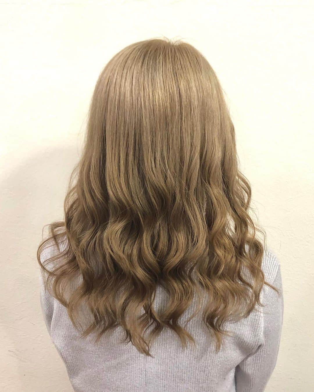 salon PRATiNO(サロンプラチノ)のインスタグラム：「. . ✨ブロンドベージュ✨  ほんのりくすみ感のあるイマドキで上品なカラー💖  . . 【CLAVIS PRATINO】 ◇月曜日～土曜日 10:00～20:00 ◇日曜日 10:00～18:00  ※定休日なし ※時間外はお問い合わせください。 愛知県名古屋市中区錦3-4-19石垣ビル７Ｆ ☎︎052-962-7017  【PRATINO SNS・お店情報】  Instagram  メインアカウント→ clavis_pratino スタッフアカウント→ pratino_staff YouTube → https://www.youtube.com/channel/UC29An_f8mXliizce-Y6AUsA  LINE@→ ＠clavis-pratino HP→ http://clavis-pratino.com CLAVIS公式アプリ→ アプリ検索「CLAVIS 公式アプリ」  . #hairstyle #hair #cornrow #braids #clavispratino #spiralperm #pratino #hairsalon #nagoya #haircolor #love #派手髪 #外国人風カラー #バレイヤージュ #グラデーション #コーンロウ #ブレイズ #ブロンドベージュ #ブロンドヘアー  #特殊ヘア #ブラックヘア #美容室 #ヘアサロン #ヘアスタイル #ヘアカラー #クラビスプラチノ #名古屋 #栄 #錦」