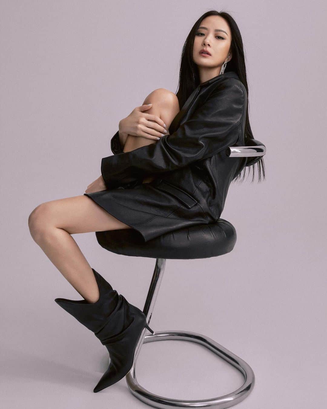 Vogue Taiwan Officialさんのインスタグラム写真 - (Vogue Taiwan OfficialInstagram)「#voguefashionnow  第一名媛孫芸芸 @aimeeyunyunsun 的珠寶品牌 YUN YUN SUN，首度與全球知名購物網站LuisaViaRoma推出獨家時尚珠寶聯名系列，於2020年10月21日開始在全球上市。   LuisaViaRoma 與 YUN YUN SUN 對於彼此品牌的欣賞，開啟了合作的契機。這次的聯名系列設計，由設計總監 孫芸芸設計出令人驚艷的 capsule collection，包括流蘇耳環，耳掛式耳環以及可單獨配戴或相互搭配的項鍊款式。LuisaViaRoma 首次向全球各地的客戶呈獻 YUN YUN SUN 品牌，同時也向世界傳遞快樂喜悅。  #yunyunsun #yunyunsunofficial #luisaviaroma @luisaviaroma   🖋#annyting」10月20日 19時18分 - voguetaiwan