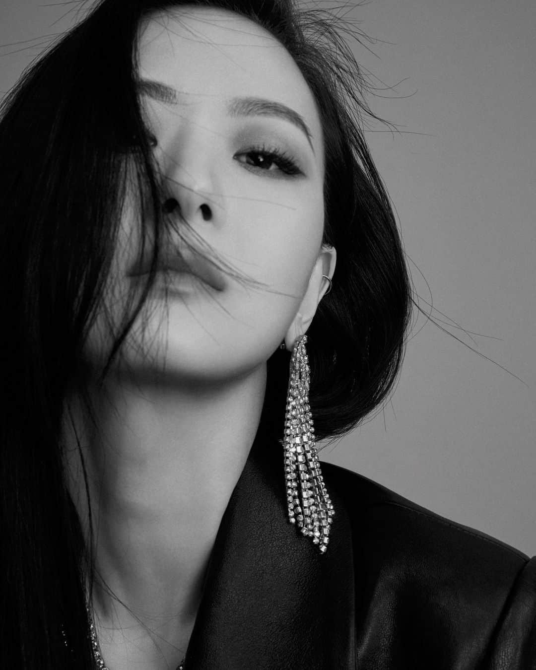 Vogue Taiwan Officialさんのインスタグラム写真 - (Vogue Taiwan OfficialInstagram)「#voguefashionnow  第一名媛孫芸芸 @aimeeyunyunsun 的珠寶品牌 YUN YUN SUN，首度與全球知名購物網站LuisaViaRoma推出獨家時尚珠寶聯名系列，於2020年10月21日開始在全球上市。   LuisaViaRoma 與 YUN YUN SUN 對於彼此品牌的欣賞，開啟了合作的契機。這次的聯名系列設計，由設計總監 孫芸芸設計出令人驚艷的 capsule collection，包括流蘇耳環，耳掛式耳環以及可單獨配戴或相互搭配的項鍊款式。LuisaViaRoma 首次向全球各地的客戶呈獻 YUN YUN SUN 品牌，同時也向世界傳遞快樂喜悅。  #yunyunsun #yunyunsunofficial #luisaviaroma @luisaviaroma   🖋#annyting」10月20日 19時18分 - voguetaiwan