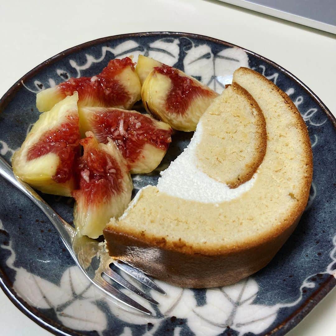久保ミツロウのインスタグラム：「フルーツとロールケーキ、一緒に食べたらフルーツケーキ。 zoomでタイマーセットした時間を相手と共有する方法。」