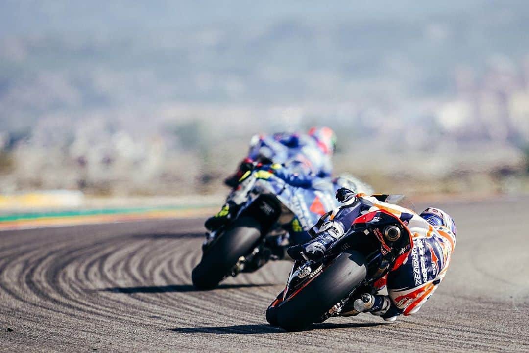 レプソル・ホンダのインスタグラム：「The chase 🐎」