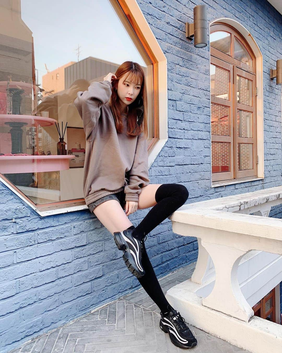 ヘミ さんのインスタグラム写真 - (ヘミ Instagram)「#광고 #리복 #reebok #LIFUL #무신사 이번엔 REEBOK X LIFUL의 콜라보레이션⭐️ 리복의 스포티함과 LIFUL의 미니멀한 감성을 콜라보하니 또 이런 느낌이 나오네? 맨투맨을 좋아하는 저로써는 너무나도 맘에 드는 룩이에요! 쌀쌀한 가을에 입기 너무 좋은 아이템❣️ 이것 또한 무신사에서 판매중이라고 하니 많이 구경가주세용 😊😊 @reebokkorea @musinsacom」10月20日 19時21分 - pyopyohyemi