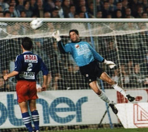 リーグ・アンさんのインスタグラム写真 - (リーグ・アンInstagram)「⚫️ Ancien gardien de l'@equipedefrance, de l'@aja, de l’@asnancylorraine et du @mhscofficiel, Bruno Martini est décédé cette nuit à l'âge de 58 ans.  En ce moment d’une immense tristesse pour le football français, nous adressons toutes nos condoléances à sa famille et à ses proches, ainsi qu’au MHSC 🙏」10月20日 19時21分 - ligue1ubereats