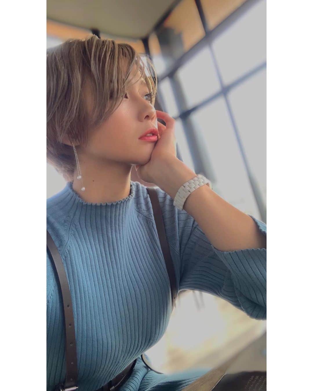 のインスタグラム：「そろそろ美容室行かないと🥰 ロングにも憧れるけど待てなーい🥺  #秋 #ショート #ショートヘア #ハンサムショート #ヘアスタイル #イメチェン #ヘアカラー #美容室 #ヘアカット #ロングヘア #ニット #ニットワンピース #ハーネスベルト」