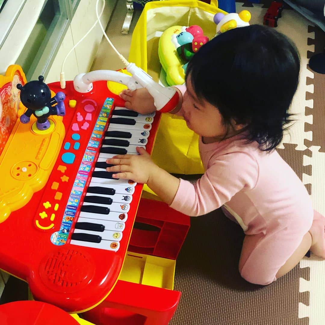 幹てつやさんのインスタグラム写真 - (幹てつやInstagram)「将来ピアニスト⁉︎ ＊ ＊ #娘  #最近のお気に入り #ピアニスト #ピアノ演奏 #生後8ヶ月 #弾き語り #赤ちゃんのいる暮らし #幹てつや」10月20日 19時23分 - mikitetsuya