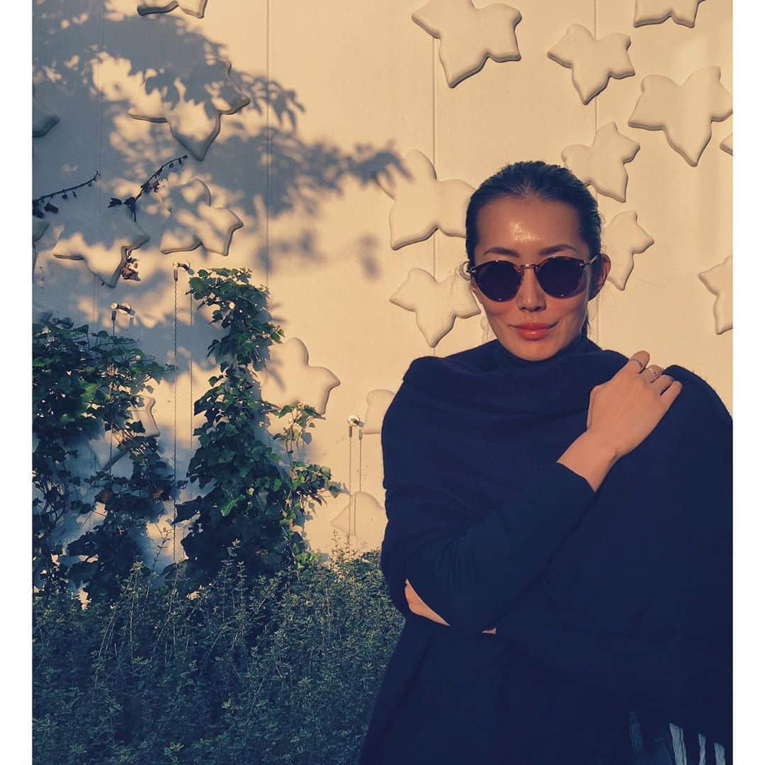松田珠希さんのインスタグラム写真 - (松田珠希Instagram)「夕方はわりと寒くなるので羽織を持ってきて正解でございました🌾🌾  OLIVER GOLDSMITHのメガネフレームにサングラスのレンズを入れて作ってもらったら、とてもかけやすくて良い感じ🕶  #秋 #オリバーゴールドスミス #olivergoldsmith #sunglasses」10月20日 19時28分 - tamakimatsuda11