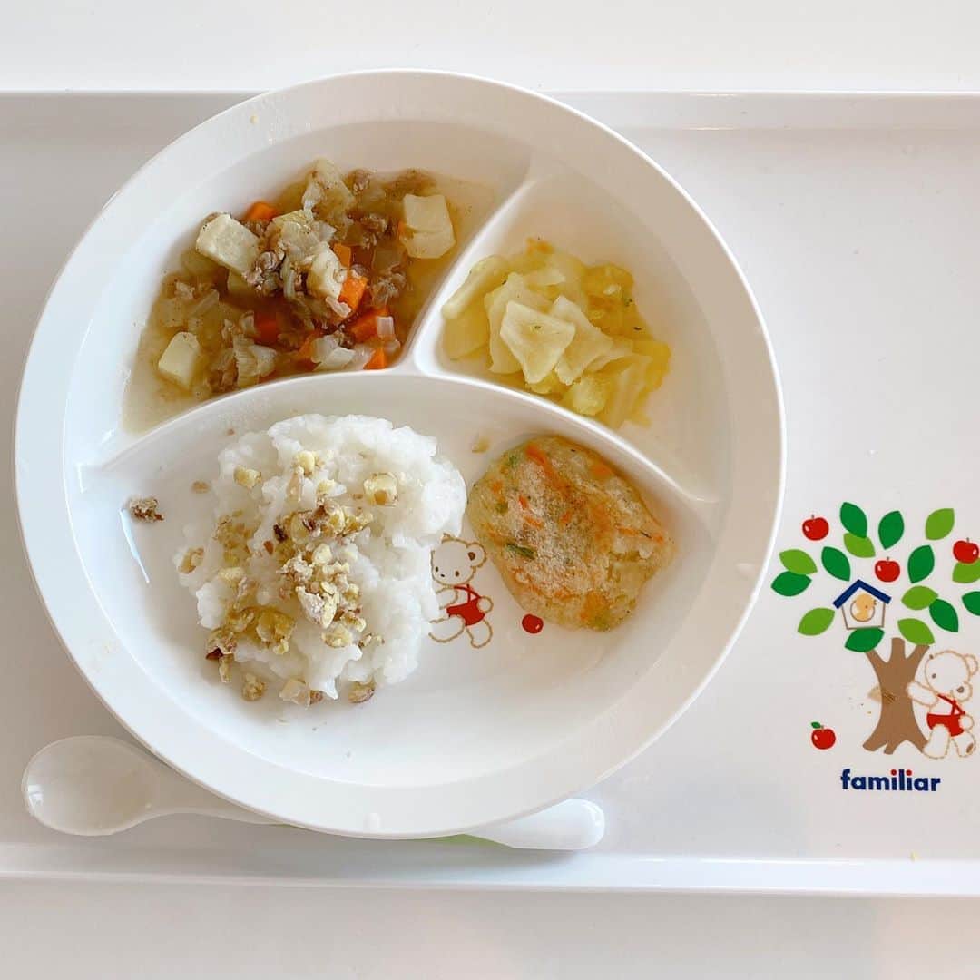 のインスタグラム：「・ 最近の #さあや👶🏻飯  ワンプレートにしがち🙇🏻‍♀️ 洋食より和食の味が好きみたい。 パスタとかパン粥より ご飯とお味噌汁らぶな娘です💕 後期になりチャレンジしているのは ほんのりお味噌とコンソメ 最近はすこーしお醤油も入れてみました！ 特に違和感はなさそう☺️ (調味料は全てオーガニックのものにしてみてます) 相変わらずおやきが大好きで じゃがいも しらす にんじんのおやきが定番です👩🏻‍🍳 娘は今3回食で 量は150g前後です⚖ お粥は4倍粥にしています🍚 この後にミルクは50-150mlです🍼 10時14時18時にご飯ですが 1歳くらいまでにはミルクが減って ご飯の時間が早くなるのかな〜？ なんて考えています😊 離乳食に限らず 十人十色の成長だから 参考になるかはわかりませんが🙇🏻‍♀️ 9ヶ月の娘のごはん日記でした☺️❤️ #離乳食 #離乳食後期 #離乳食メモ #離乳食日記 #さあや飯 #離乳食メニュー #離乳食作り #離乳食プレート #生後9ヶ月」