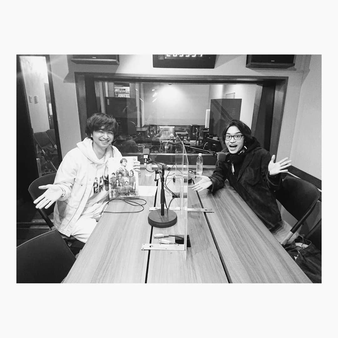 橋本淳のインスタグラム：「. ラジオ 『松岡広大のDressing Park』 . https://audee.jp/voice/show/24514 . Audeeのサイトにアクセスいただければ、 いつでもどこでもお聞きになれます！ . . 事務所の後輩でもある 松岡広大くんのラジオに ゲスト出演してきました。 なぜこのポーズなのかは ラジオを聞いてみてください。 11/1の回にも出演しますので、 合わせてお聞きになれば答えが分かる、、はず。 . 広大ファンの皆様、 お邪魔いたしました。 . . . #松岡広大 #DressingPark #橋本淳」