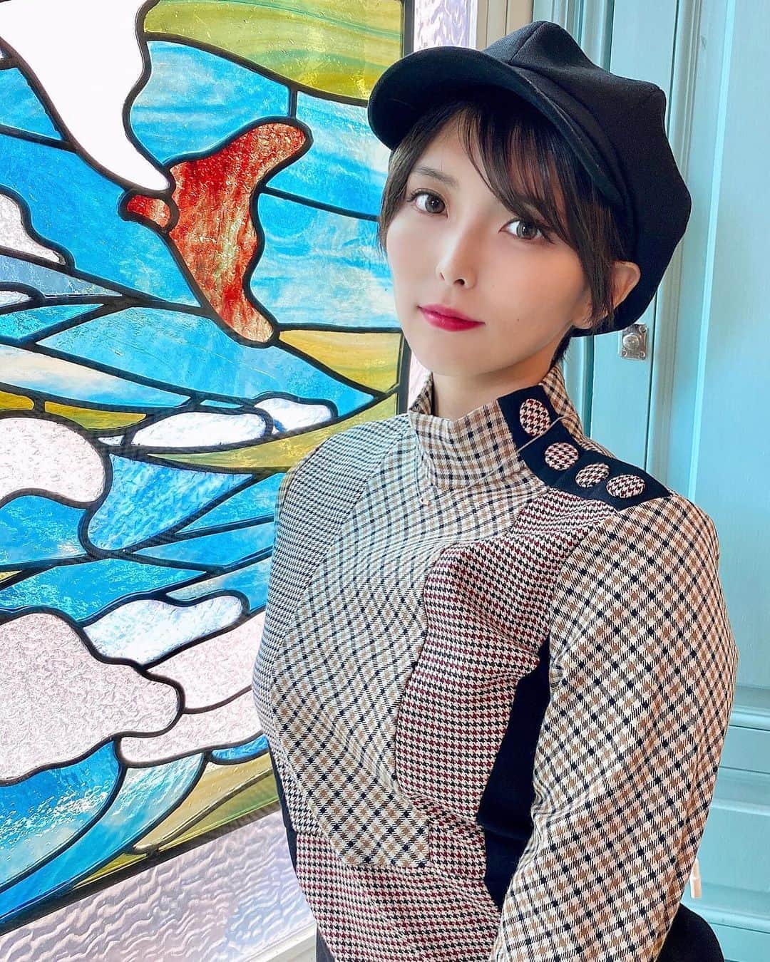 のインスタグラム：「自分の顔見すぎてもう何が可愛いかわからない病気ってあるよね、ね。 . まぁ何でも可愛いよね、ね。 . . #京都観光　#京都カフェ #京都グルメ  #ステンドガラス  #ショートヘア #ショートカット #キャスケット #キャスケット女子」