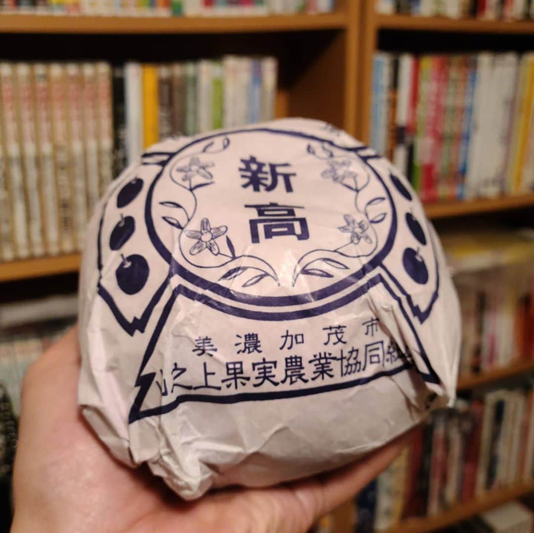 松本康太さんのインスタグラム写真 - (松本康太Instagram)「『新高』梨♪岐阜県の美濃加茂産♪大きくて歯ごたえがあってほどよく甘く美味しいのですo(^o^)o　  #新高 #梨 #なし #岐阜県 #美濃加茂 #美濃加茂市 #秋 #果物 #くだもの #フルーツ #レギュラー松本 #あるある探険隊 #山之上果実農業協同組合」10月20日 19時26分 - aruarutankentai.matsumoto
