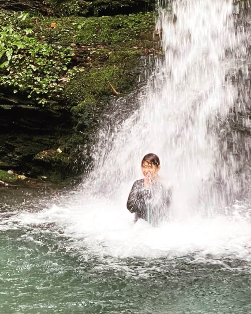 鈴木砂羽さんのインスタグラム写真 - (鈴木砂羽Instagram)「初めての滝行。。  激しすぎた、、、🌊  でも三回行をした後は スッッッッッキリ！！！ 頭の中が真っ白に。  三峰神社にも初めて 行きました。 御仮屋で参拝をしていたら、 🐺パワーが ザザーっと 風と共に走り抜けて 驚きました🏔  感謝💫💫💫  #三峯神社  #三峰神社  #秩父 #山の時間 #滝行 行衣を忘れたヤツ😹」10月20日 10時28分 - bombon_sawa