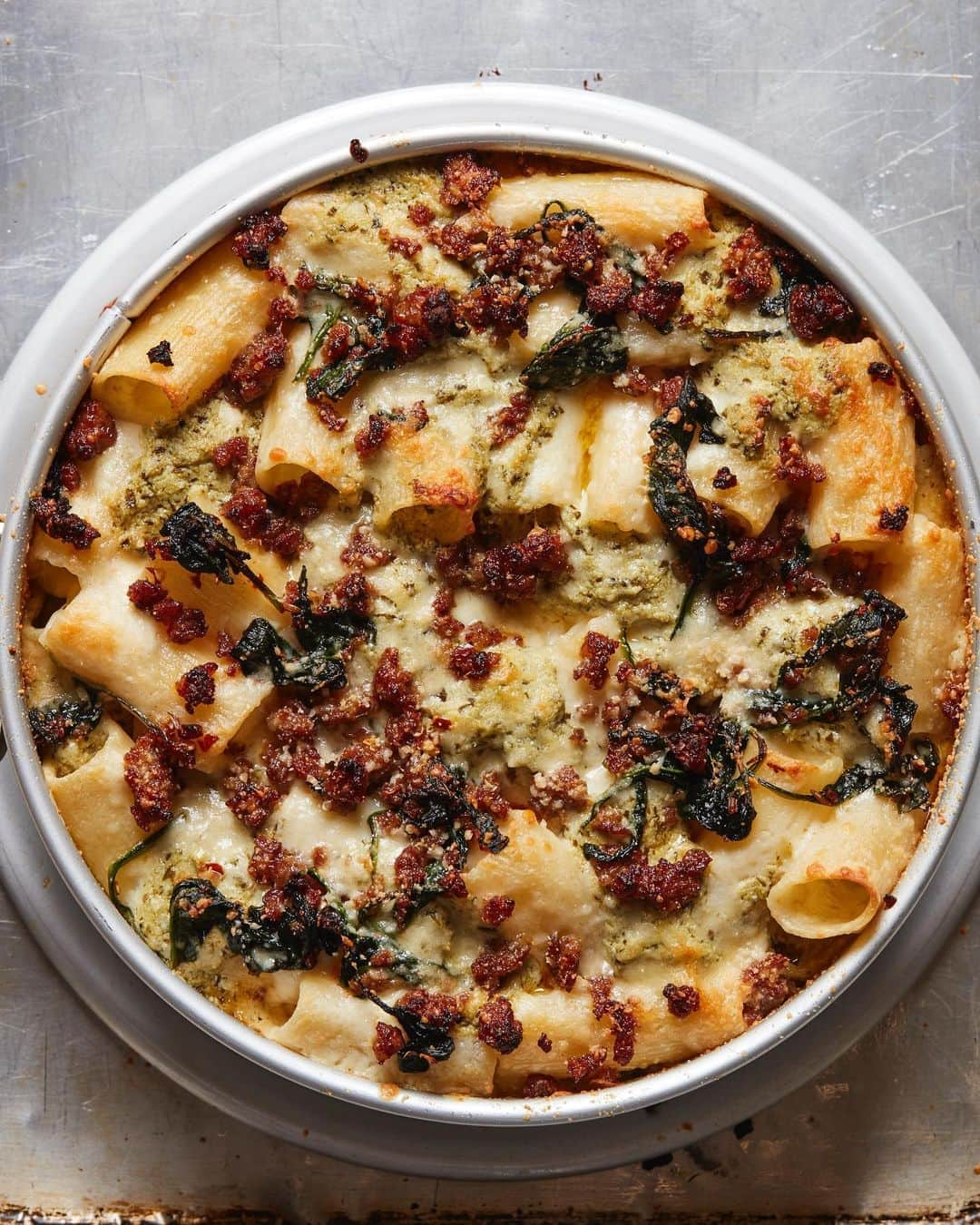 Gaby Dalkinさんのインスタグラム写真 - (Gaby DalkinInstagram)「Is it a cake? Is it a pasta bake? Does it even matter 😂 this Three Cheese Pesto Pasta Bake with Sausage is a stunner and you should absolutely make it stat!! Recipe linked in my profile https://whatsgabycooking.com/three-cheese-pesto-pasta-bake-with-sausage/」10月20日 10時29分 - whatsgabycookin