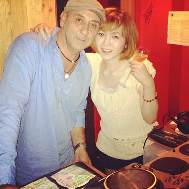 川村由紀のインスタグラム：「世界で1番影響うけた尊敬する人なのに、あんなに優しい存在で…。いつか人は必ず天に召されるのだけど、父を亡くした時ほどに悲しみは深い。。R.I.P Jose Padilla.  渋谷花魁のDJブースで。Audiのパーティで来日していて、終わった後、廻してくれました。JoseがIbizaで見せてくれたものがあったから、このお店を作れたんだよって伝えたら、本当に喜んでくれて…。ちょっと背伸びしてお寿司をご馳走したら、親孝行した気持ちにw  彼の音楽と人柄に何度も救われました。   2枚目の写真は #フォルメンテーラ島 に連れていってくれた時の写真。 Jose Padillaに初めて会ったのは、Warner Music Japanで2000年頃で #IbizaDream プロモーション来日の際でした。Love Paの撮影でご対面させて頂き、持参したCD全部にサインをしてくれて、そこから仲良しに。。夜にAoyuzuでのプレイも最高でした。   3枚目は #夕陽と海の音楽会 開演前に。僕はヒッピーだよって帽子に花をつけてる陽気なJose Padilla. shibaさん、橋本徹さん、haraguchicさんなど、江ノ島のバレアリックシーンとibizaの父が繋がることが出来た奇跡の会でした。   そして、ラジオにも出てくれました。一生の宝物。。この番組の為にライブDJミックスもしてくれて…感激でした。  Listen to 2018/08/10 #shibuyaOIRAN warm up Radio  ゲスト : #ホセパディーヤ by #blockfm on #SoundCloud」