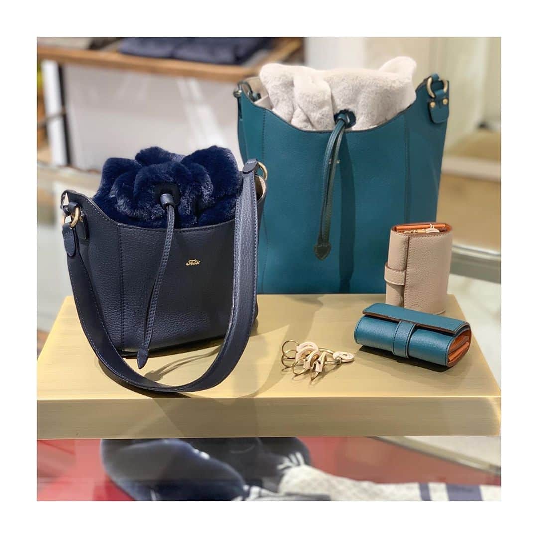のインスタグラム：「【フェリージセレクション 広島店】 . エコファーの巾着型ポーチと、 バケツ型のレザーバッグが組み合わさった3wayバッグ。 バッグの中にポーチを入れる、バッグ単体、ポーチ単体で持ち歩く。 気分と目的で使い分け自由自在です。 . ■Small Model No. 20/76/LD+EU Price : ￥75,900 . ■Large Model No. 20/77/LD+EU Price : ￥86,900 . . . #felisi #felisiselection #bag #handbag #3waybag #fw20 #sundaysbags #casualbag #womensbag #madeinitaly #フェリージ #フェリージセレクション #ハンドバッグ #3wayバッグ #レザーバッグ #エコファー #巾着バッグ #秋バッグ #冬バッグ #カジュアルバッグ #レディースバッグ #休日バッグ #休日鞄」