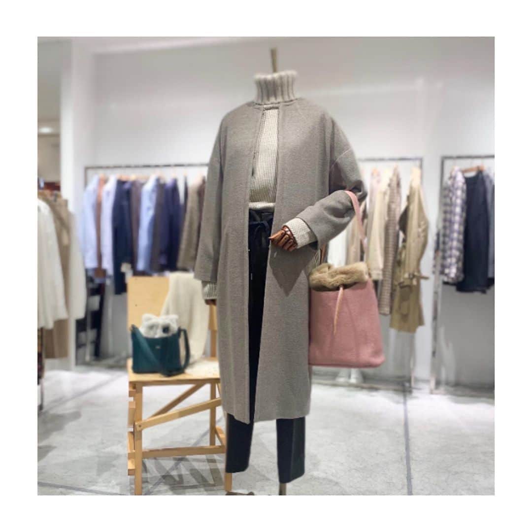 のインスタグラム：「【フェリージセレクション 広島店】 . SUNDAY’S BAGのピンクのバッグをメインに ウェアはシンプルで甘すぎない大人の コーディネートにまとめてみました。 . . Coat : TAGLIATORE Price : ¥116,660 . Knit : ZANONE Price : ¥91,300 . Pants : INCOTEX Price : ¥57,200 . Bag : Felisi Price : ¥86,900 . . . #felisi #felisiselection #bag #fw20 #coordinate #taglitore #zanone #incotex #フェリージ #フェリージセレクション #コーディネート #秋コーデ #コート #タリアトーレ #ザノーネ #インコテックス #エコファー #巾着バッグ #レザーバッグ #バッグ #かばん #鞄」