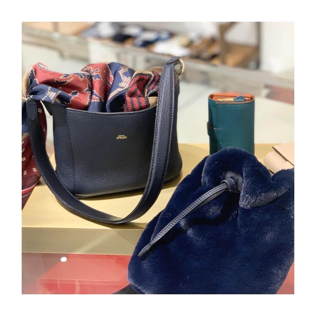 のインスタグラム：「【フェリージセレクション 広島店】 . エコファーの巾着型ポーチと、 バケツ型のレザーバッグが組み合わさった3wayバッグ。 バッグの中にポーチを入れる、バッグ単体、ポーチ単体で持ち歩く。 気分と目的で使い分け自由自在です。 . ■Small Model No. 20/76/LD+EU Price : ¥75,900 . ■Large Model No. 20/77/LD+EU Price : ¥86,900 . . . #felisi #felisiselection #bag #handbag #3waybag #fw20 #sundaysbags #casualbag #womensbag #madeinitaly #フェリージ #フェリージセレクション #ハンドバッグ #3wayバッグ #レザーバッグ #エコファー #巾着バッグ #秋バッグ #冬バッグ #カジュアルバッグ #レディースバッグ #休日バッグ #休日鞄」