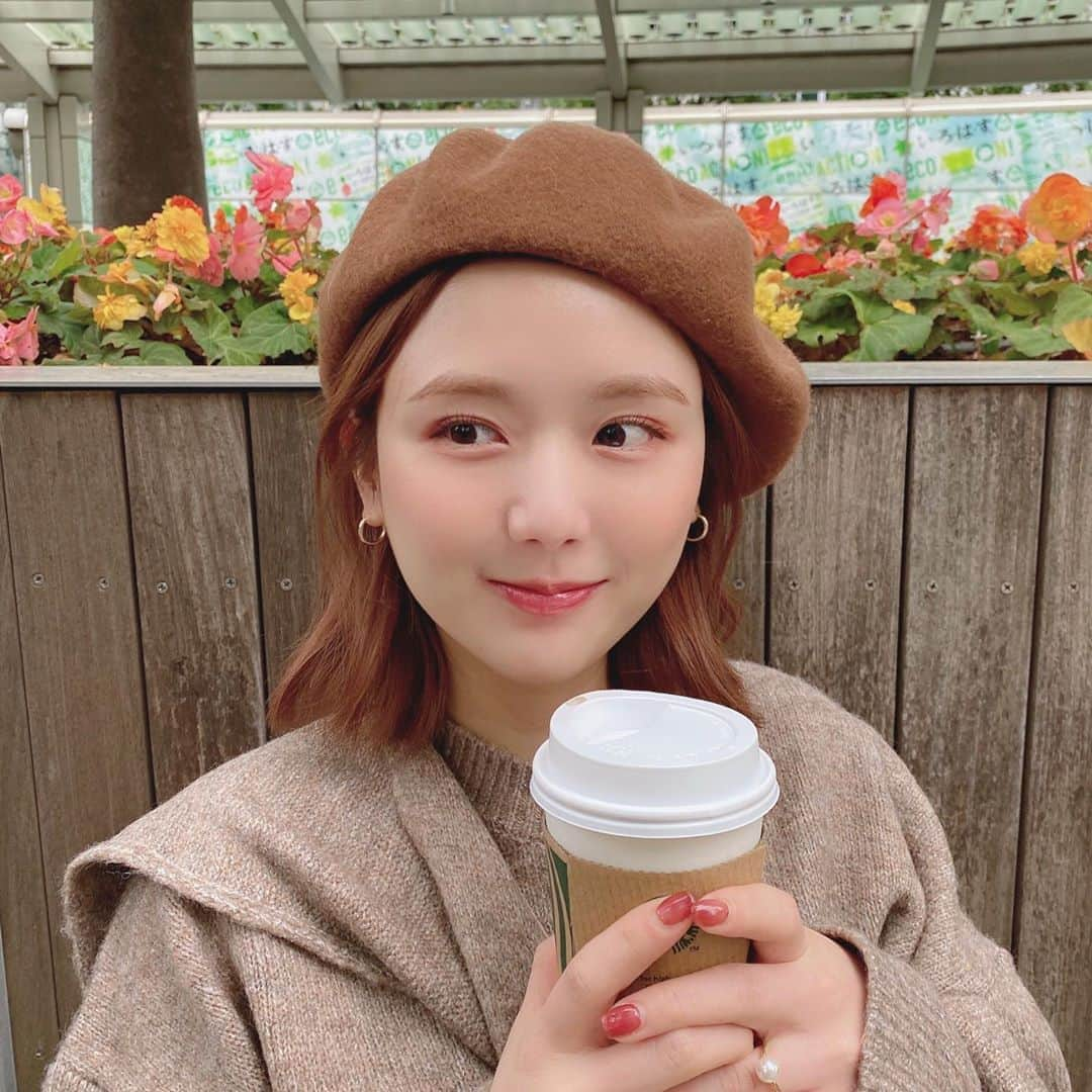 ひよんさんのインスタグラム写真 - (ひよんInstagram)「☕️💓 ㅤㅤㅤㅤㅤㅤㅤㅤㅤㅤㅤㅤㅤ ストーリーでもクイズしたけど、 この時ひよんが飲んだのは ソイラテのエキストラホットでした💓 エキストラホットまで当たってる人いて さすが #ひよみ だな❤️って嬉しかった🥰💞 エキストラホットが大切なのよ🥺☕️✨笑 ㅤㅤㅤㅤㅤㅤㅤㅤㅤㅤㅤㅤㅤ この時の帽子は @gu_global で、 トップスは @9unq.official の #肩掛け2wayシンプルニット だよ🌼 トップスは10/24からの新宿LUMINE ESTで 先行発売されるアイテム(^.^)❤️ もちろんネットでも販売するから もう少しまっててね😋💜 ㅤㅤㅤㅤㅤㅤㅤㅤㅤㅤㅤㅤㅤ #9unq #fashion #ootd #coffee #starbucks #soylatte #꾸안꾸 #패션 #가을옷 #희영 #라떼 #카페 #クアンク #ひよん #ソイラテ好き」10月20日 10時34分 - cchan_fee4