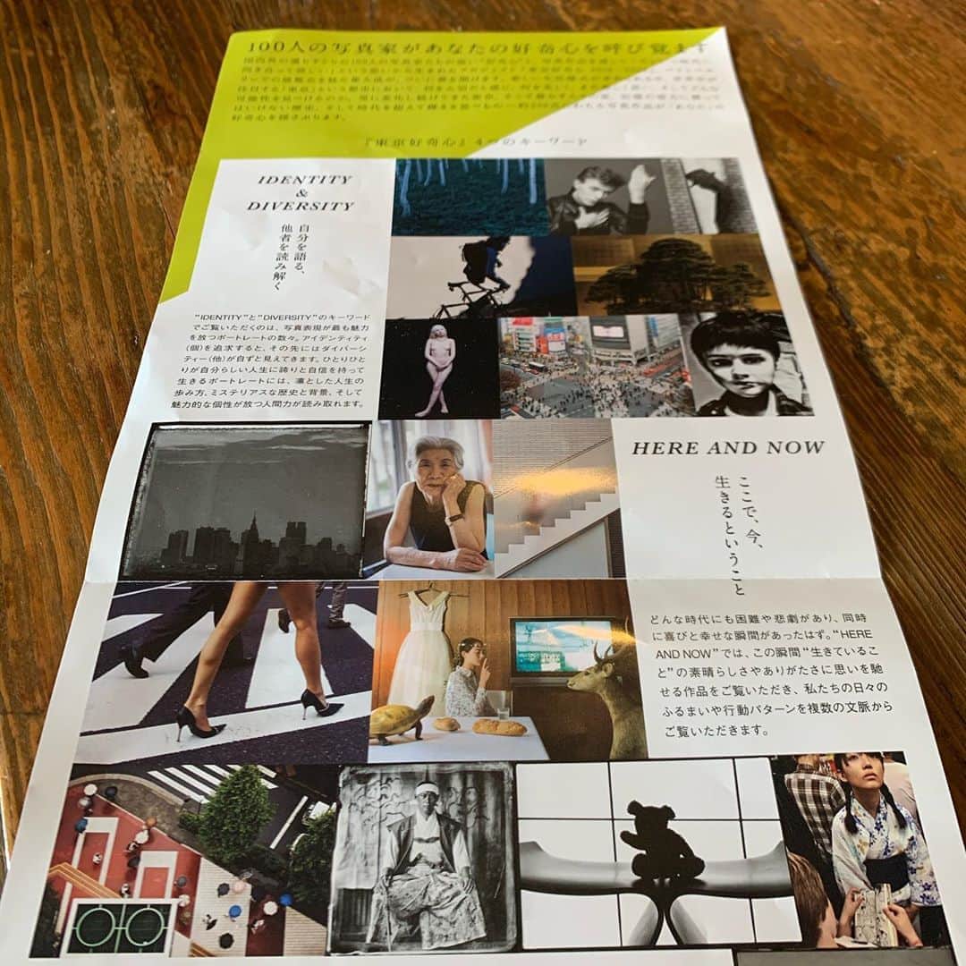 クリス智子さんのインスタグラム写真 - (クリス智子Instagram)「今日から　Bunkamura ザ・ミュージアムにて、「東京好奇心2020 渋谷」スタート！（春からの予定が、ようやく🙌）  ・・・・・ サイトより> 「IDENTITY」「DIVERSITY」「TIMELESSNESS」「HERE AND NOW」といった4つのキーワードをもとに、それぞれの写真家が独自の視点で、つねに変化し続けてきた東京やそこで暮らす人々の姿をとらえた約200点の写真を展示。 ・・・・・  キュレーションご担当は、NPO東京画のコミッショナー・太田菜穂子さんです。  J-WAVE ナビゲーターから、ジョン＊カビラさん　@jonkabira.official 、ハリー杉山さん　@harrysugiyama 、マリエさん @pascalmariedesmarais_pmd  と、私クリス智子が、それぞれ200点ほどある写真の中から何点かピックアップ、自分たちの言葉で、音声ナビゲート（日本語・英語）を担当させていただきました。 音声ガイドは、宮本絢子さん　@ayakomiyamoto114 。 （他のみなさんの言葉を聞きたい！）  どの写真も、見入れば見入るほど、自分との間にメッセージが炙り出され、見応えあります。  ご自身の感覚と照らし合わせながら聞いてみてください😌  10/20（火）〜11/12（木）まで。  #東京好奇心2020渋谷  #東京画 #bunkamuraザミュージアム  #jwave #photography」10月20日 10時38分 - chris_tomoko