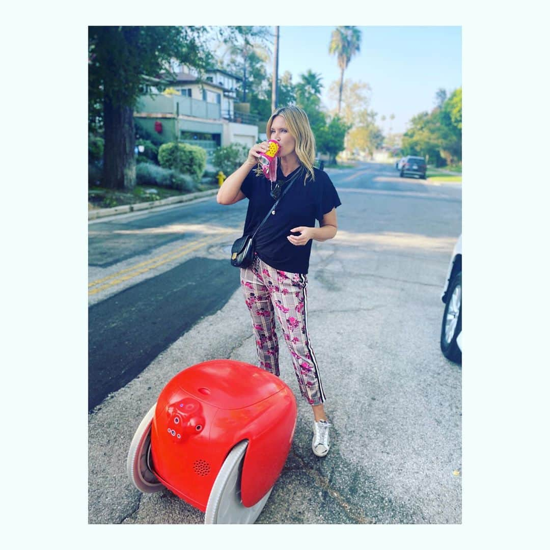 ナターシャ・ヘンストリッジさんのインスタグラム写真 - (ナターシャ・ヘンストリッジInstagram)「Ya know just cruising around town with @gitarobot today she holds everything so I can be hands free and can have  a refreshing @drinkpoppi which I have to say is one of my favorite drinks!」10月20日 10時38分 - natashahenstridge