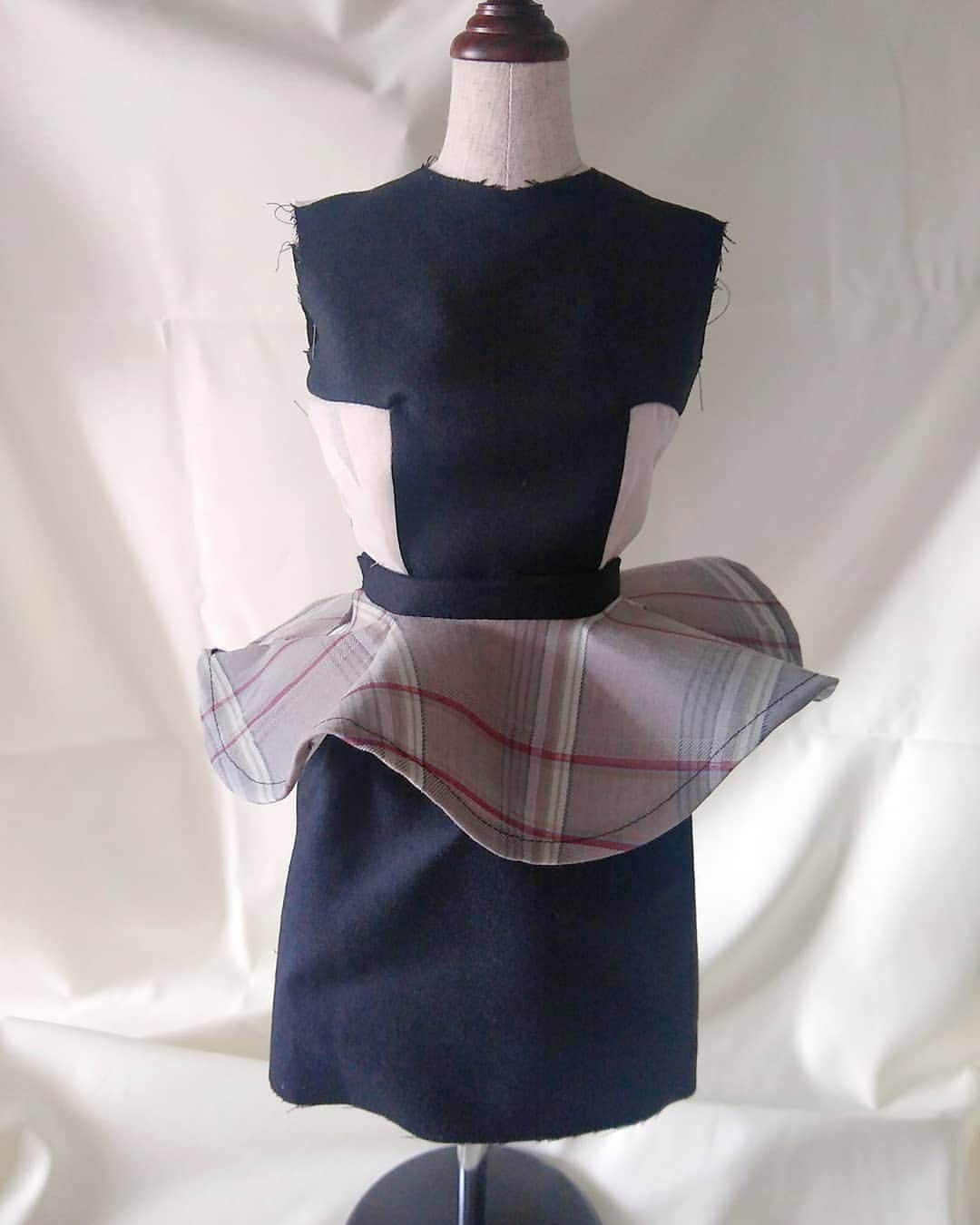 のインスタグラム：「1/2のトルソーで作りたいもの作ってポストしていきます👗 いわば練習作品  これはテストで作ったお洋服、裾処理ちゃんとしなよってかんじね笑 雑すぎ笑  出来上がったものをみてパターン修正して、9号でパソコンにデータとして残します  楽しい💘 次からもっとちゃんとする…かなぁ（）」