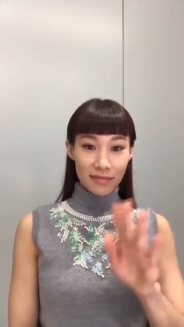 マドモアゼル・ユリアのインスタグラム：「【SHISEIDO×ファッション通信×マドモアゼル・ユリア スペシャルLIVE配信】ビューティートーク！  BSテレビ東京「ファッション通信」と「SHISEIDO」との スペシャルコラボLIVE配信を ご視聴いただきありがとうございました🙇🏻‍♀️   ライブ配信の様子の高画質版は、 10月31日(土)23時からBSテレビ東京の番組 「ファッション通信」で放送されます。   2020AW秋冬コレクションより、 大好きなブランド「PACO RABANNE」のコーデに合わせ、SHISEIDOヘアメイクアップアーティスト中川まどかさん(@mkkkkk_n)が トレンドメイクHow toを解説してくださっています！ この秋冬オススメの、目元にフォーカスしたメイク術や、注目の2020ホリデー限定アイテムもご紹介✨ #ファッション通信  #SHISEIDO_JAPAN #秋冬メイク#ShiseidoMakeup @shiseido_japan @shiseido_hma @fashion_tsushin」