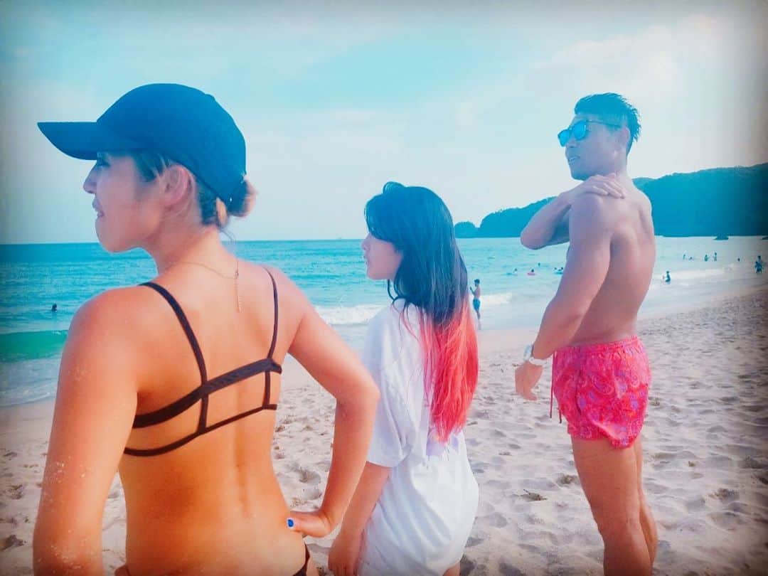 なーみのインスタグラム：「🧒🏾👩🏻👧🏻👨🏾‍🦱 結構自由だな、うち。 ってたまに思う 。 かーちゃんの水着Tバックだし 娘の髪半分赤いし とーちゃんそんなかんじだし。 。 ははっ 。 かっこよ🤞🏾 。 。 #family #海 #夏まだすか」