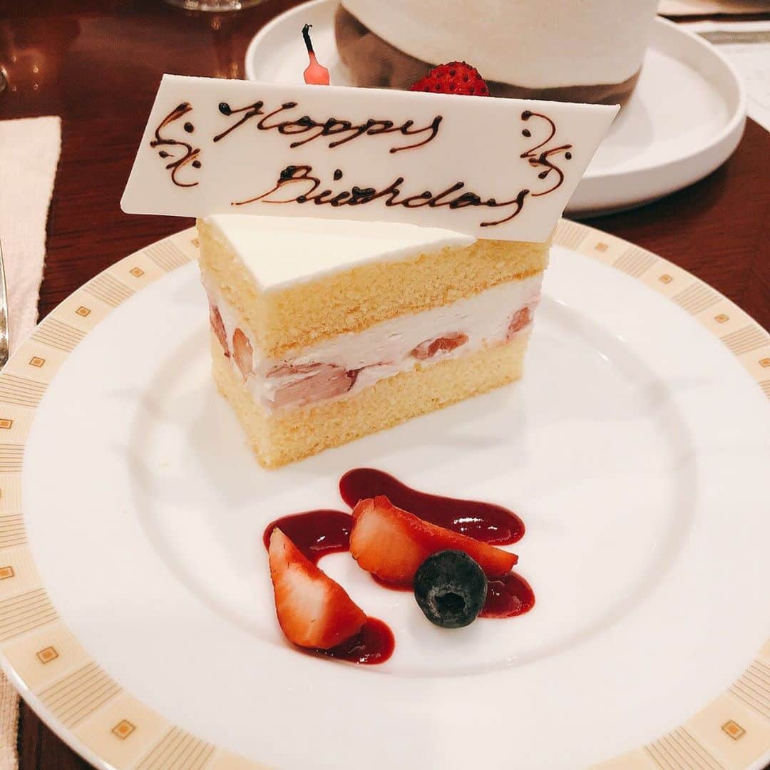 名倉右喬さんのインスタグラム写真 - (名倉右喬Instagram)「☆☆☆ 本日は妻の誕生日。 本人のリクエストに応え 帝国ホテルのディナーバイキング。  お料理の美味しさは 言うに及ばず、 スタッフの方々の サーブがとにかく凄い。  これが超一流ホテルなのですね。  妻、誕生日おめでとう。 いつも有り難う。 これからもずっと宜しくね。」10月20日 10時49分 - ukyo.nagura