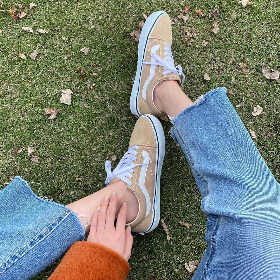 瀬戸あゆみさんのインスタグラム写真 - (瀬戸あゆみInstagram)「秋色の #vans を手に入れた🍂  お月様みたいなネイルは、 #なかやまちえこ さんにやってもらったよ🎑  みんなは、秋といえばなあに？  食欲の秋、読書の秋、芸術の秋……色々あるけど、わたしは秋もファッション楽しいなあと思っています☺️」10月20日 10時50分 - setoayumi