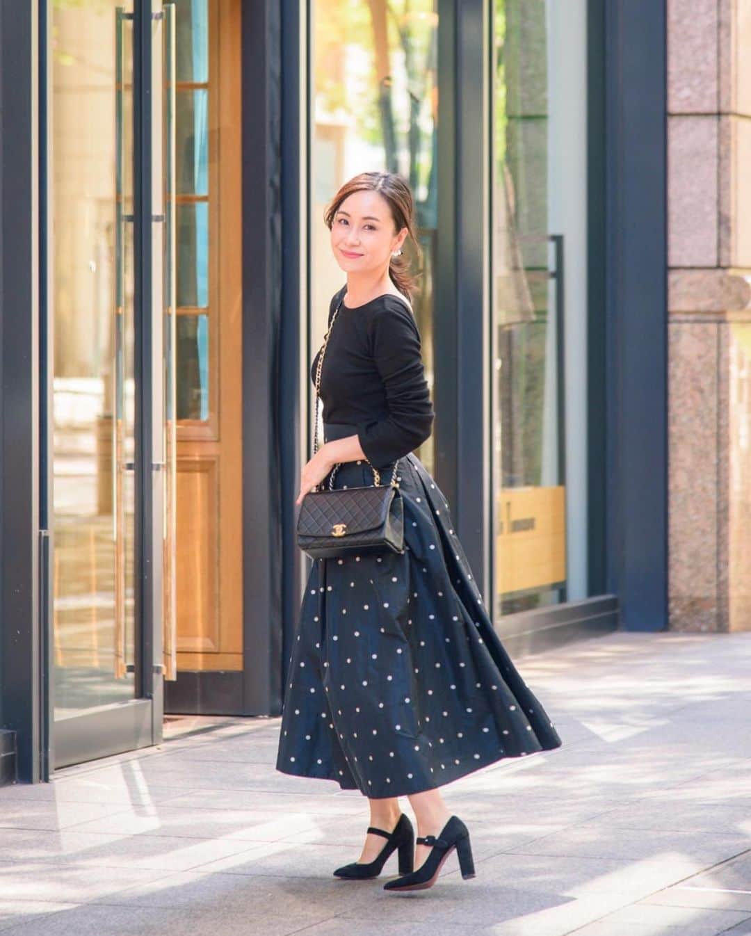 笹倉麻耶さんのインスタグラム写真 - (笹倉麻耶Instagram)「ドットのふんわりスカート お気に入りすぎる。 もうこのトップスだと寒いかな❄️ これからは白襟ニットと 合わせたいなと思ってる😊 ・ ・ カッコイイ服が今の気分だけど こういう服も心がときめく。 ファッションは楽しくなきゃ。 これしか似合わないと 決めてしまうのは勿体無い。 と思っています😊 ・ ・ ・ #顔タイプ診断 #パーソナルカラー診断  #メイクレッスン 行っています。 自分の似合うを知るのは大切なこと。 だけど、好きなものを着て欲しいから 似合うと、寄せ方、お伝えしてます❤️ 10月満席　11月残席わずか ・ ・ ・ #大人コーデ #アラフォーコーデ #40代コーデ #アラフォーファッション #パーソナルスタイリスト #同行ショッピング #ファッション好きな人と繋がりたい #イメージコンサルタント #時尚 #大人かわいい」10月20日 10時58分 - nicomaya2525