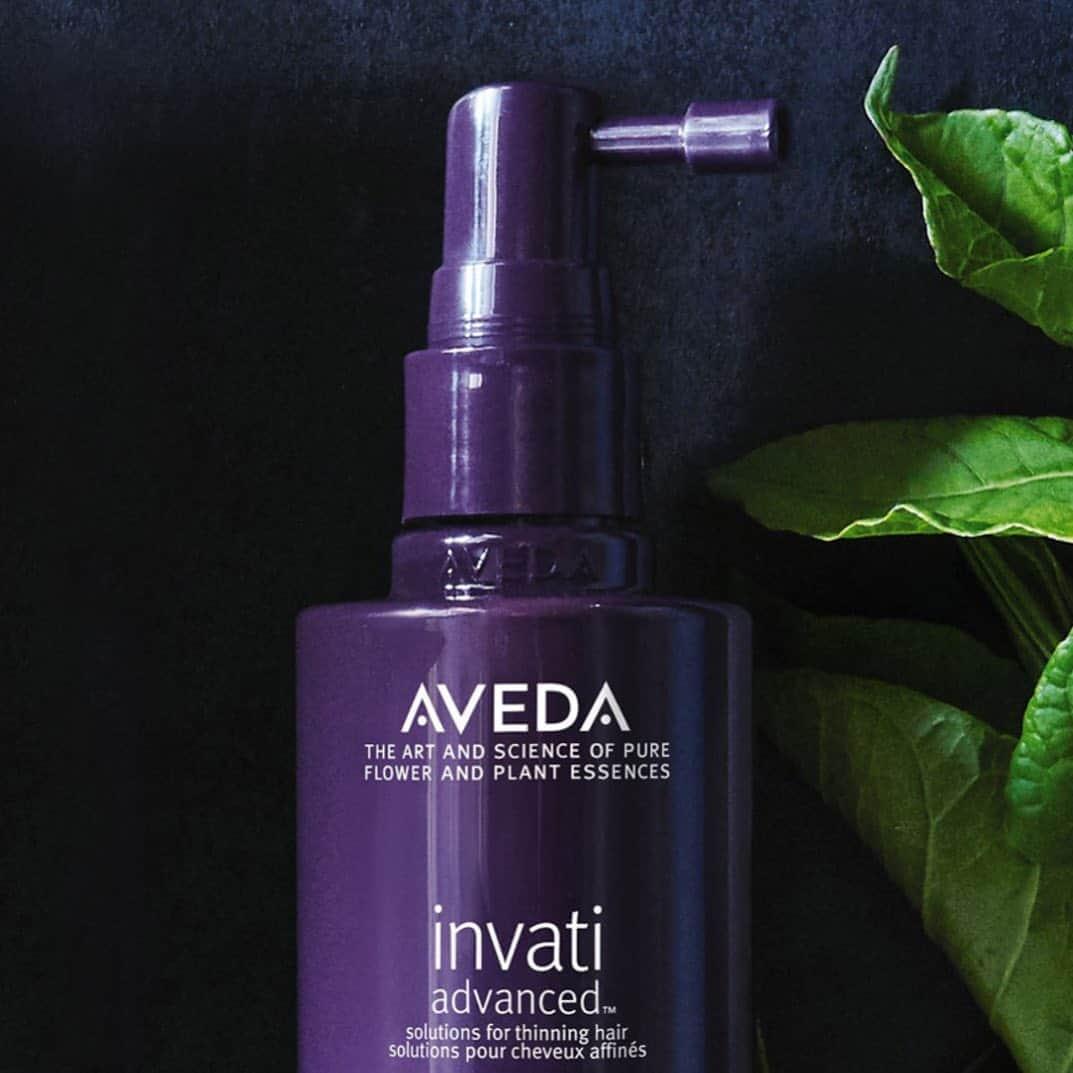 Aveda Japanさんのインスタグラム写真 - (Aveda JapanInstagram)「・ 新製品が仲間入りしたばかりの #インヴァティアドバンス。お風呂から上がって最終ステップとしてマストなのが、これまでも数多くのアワードを受賞してきた「ヘア＆スカルプ エッセンス」。 髪を分けながら、頭皮と髪の根元全体に数回スプレーし、指の腹で揉みこんで👌🏻根元にコシを与えてくれる必需品です✨」10月20日 11時00分 - avedajapan