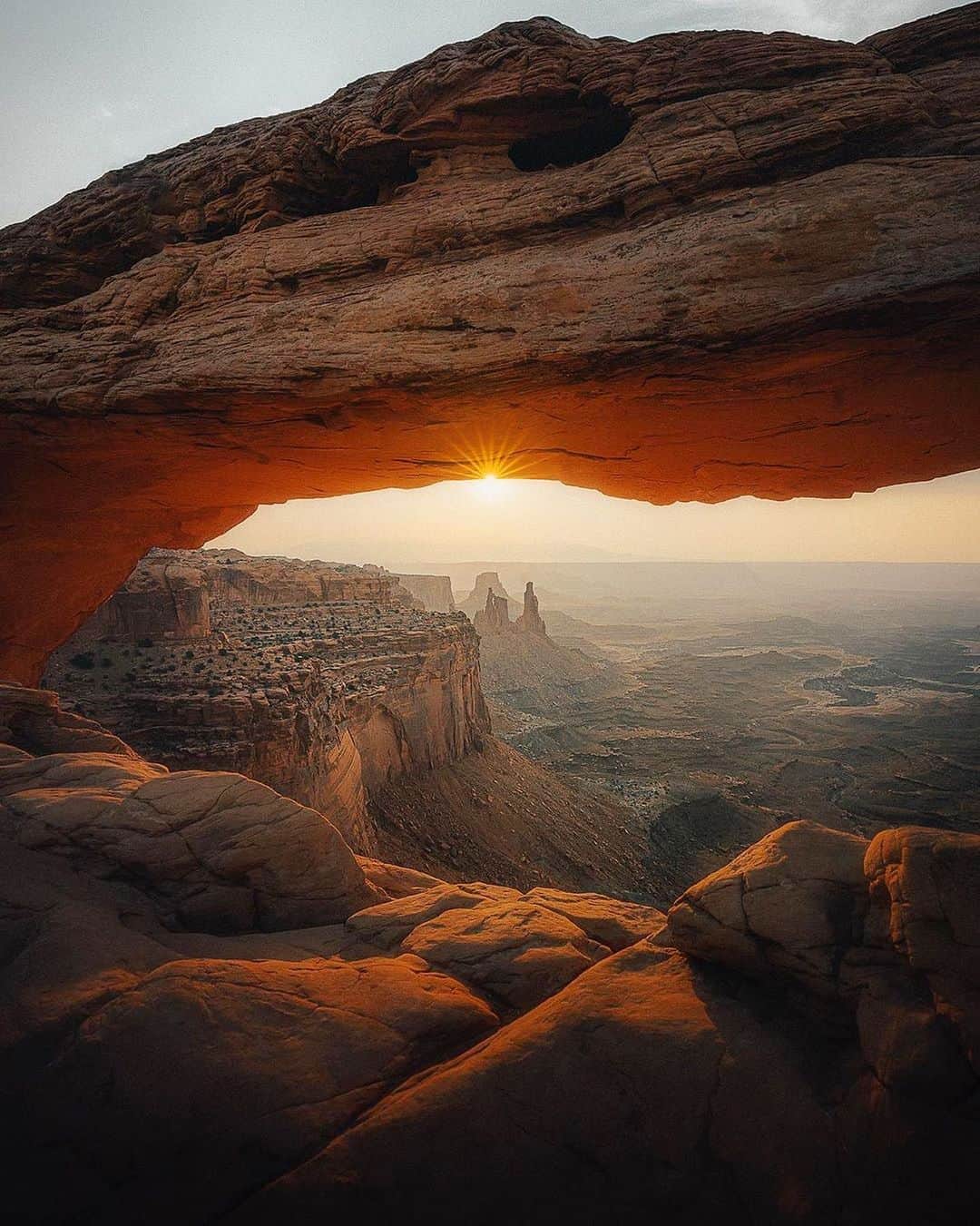 BEAUTIFUL DESTINATIONSさんのインスタグラム写真 - (BEAUTIFUL DESTINATIONSInstagram)「Just like a still from an otherworldly adventure film 🎥 Utah has some of the most unique sceneries with its massive canyons, rock formations, and vast landscapes with hues of red and orange. This stunning photograph taken during sunrise makes us want to pack our bags and explore nature's wonders. 🗺  Which locations are you dreaming of visiting at the moment? ✨  📸 @lifewithelliott 📍 Mesa Arch, Utah」10月20日 11時04分 - beautifuldestinations